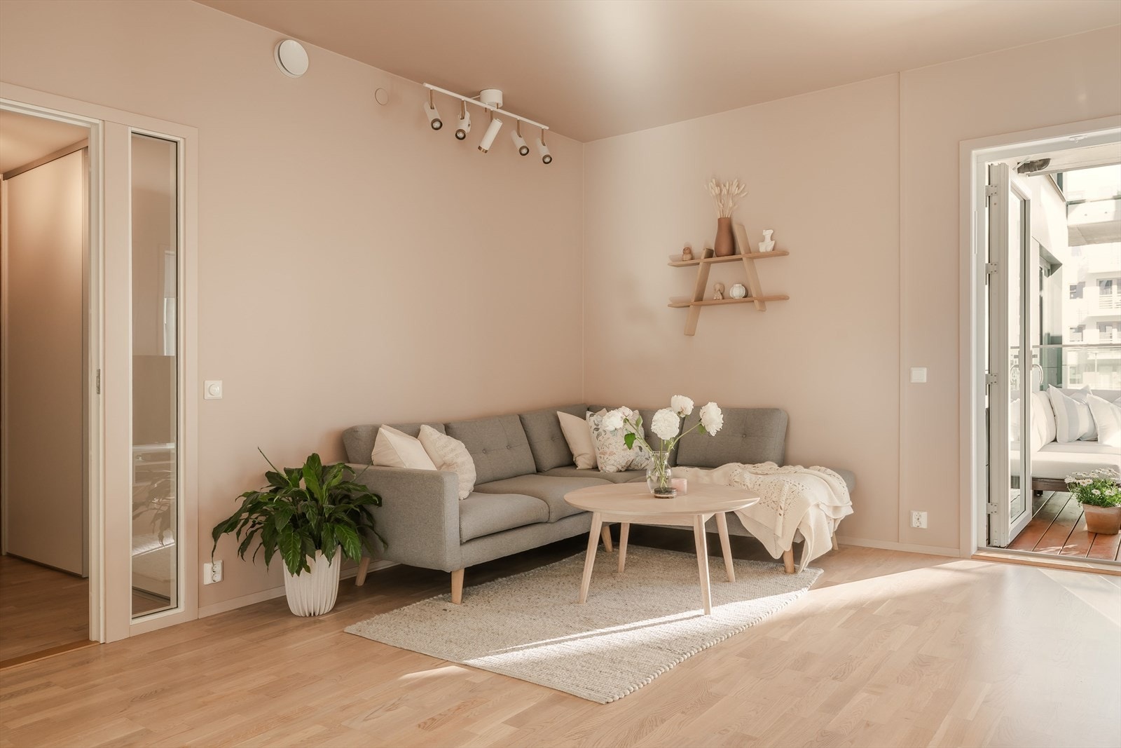 Store vindusflater slipper inn rikelig med naturlig lys, og sammen med den varme veggfargen, parkettgulvet og de lyse detaljene får rommet et behagelig og harmonisk uttrykk. Galleribilde