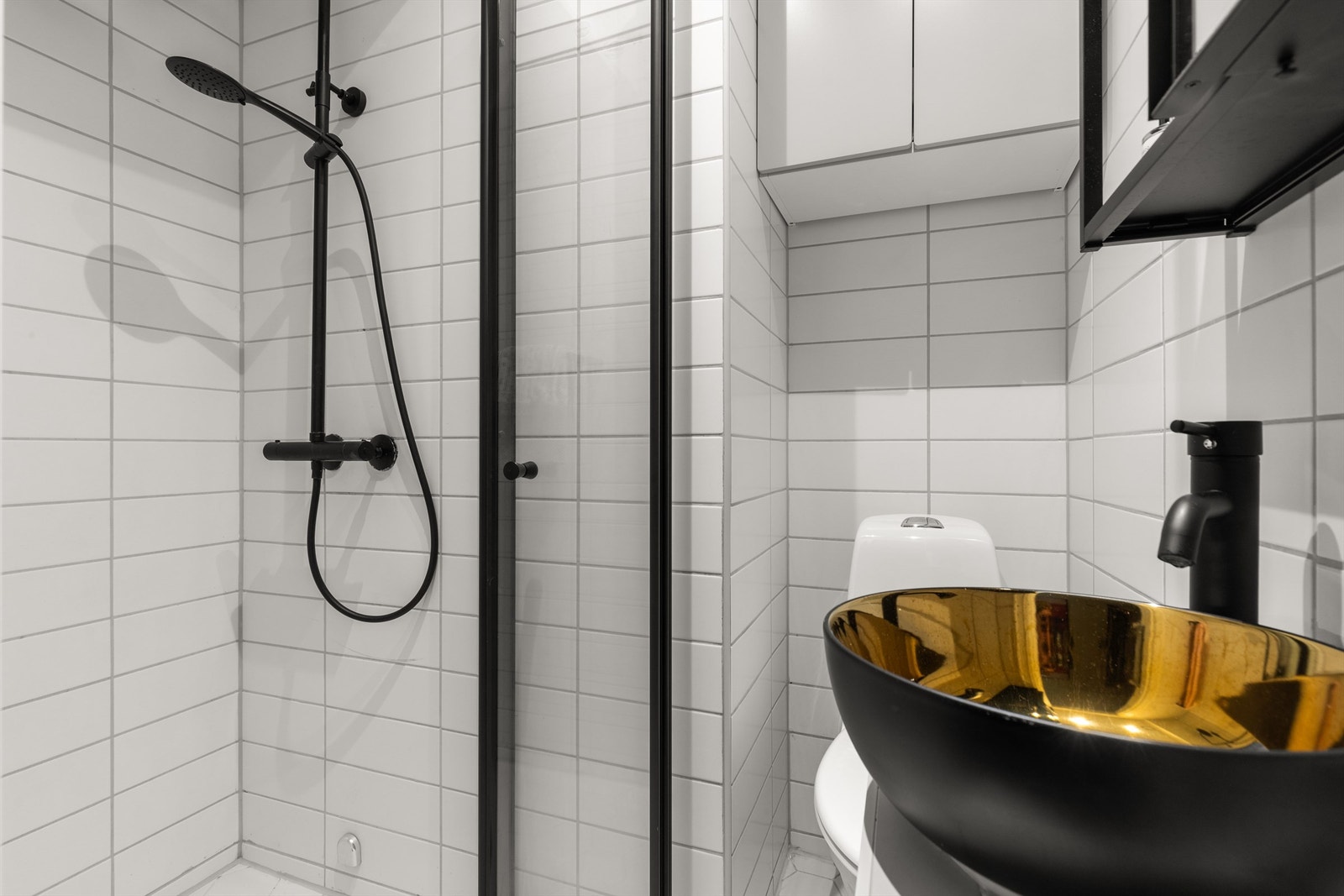 Videre har badet dusjhjørne med foldedør og gulvstående toalett. Galleribilde