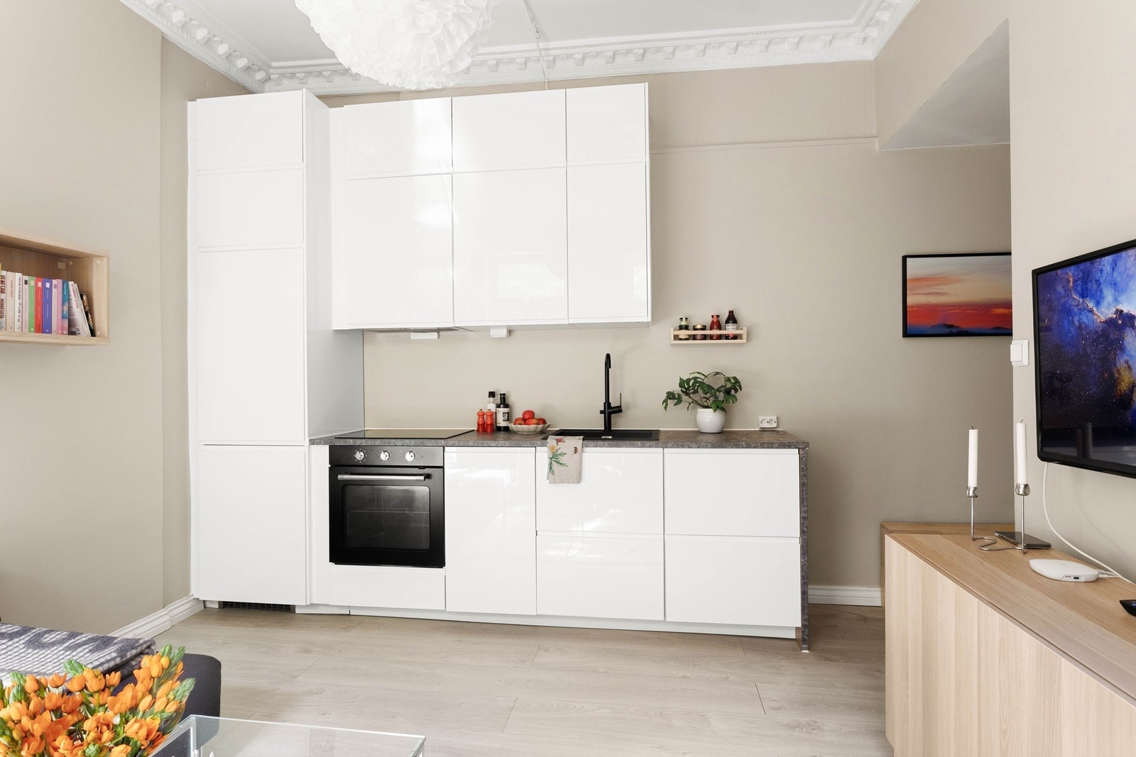 Delikat og tidløst kjøkken fra IKEA, nytt fra 2022. Det er rikelig med oppbevaringsplass. Galleribilde