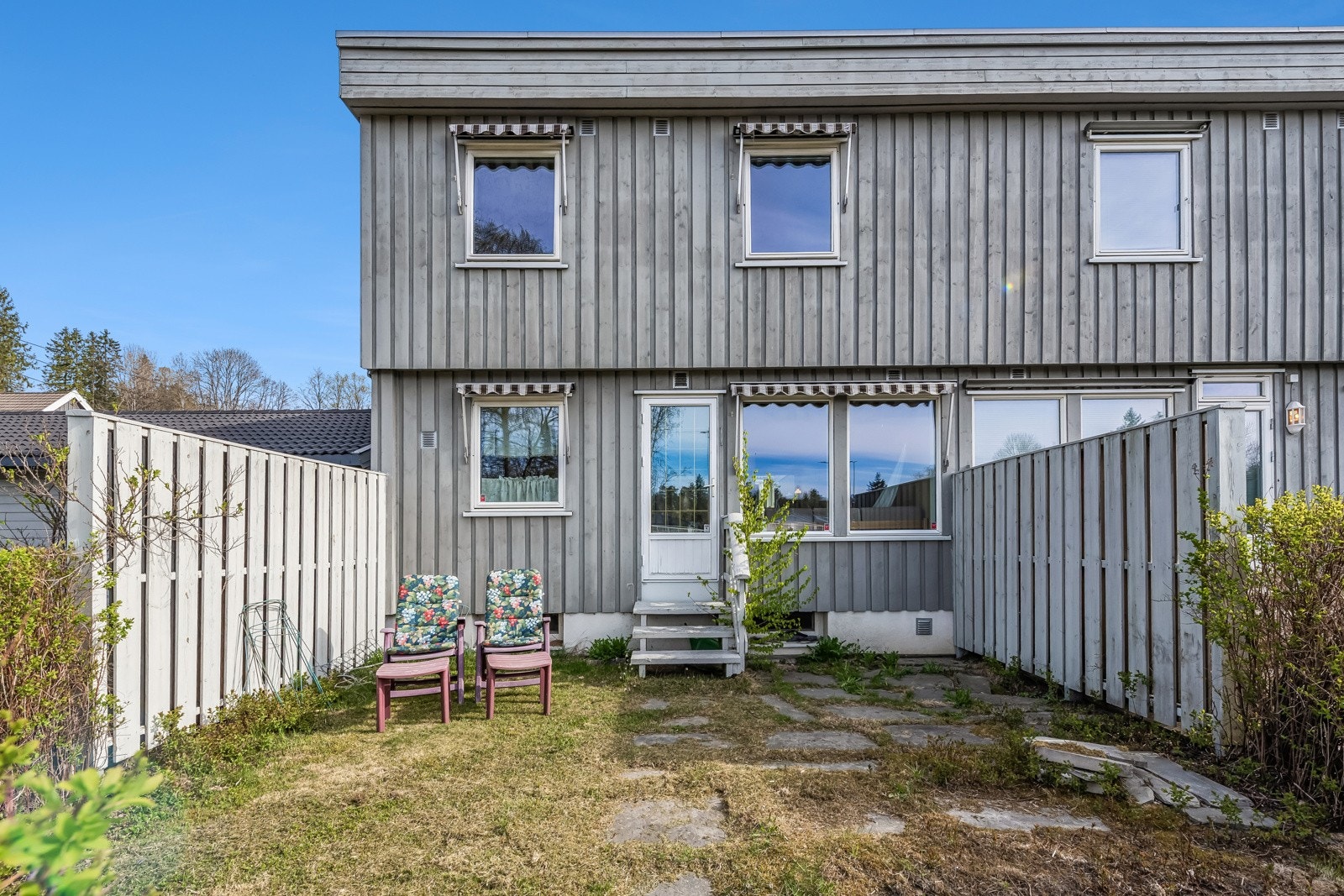Et innholdsrikt hus over 3 etasjer med en entré, adskilt bad og toalett, 3 soverom, kjøkken, stue og kjellerstue samt godt med lagringsplass. Galleribilde