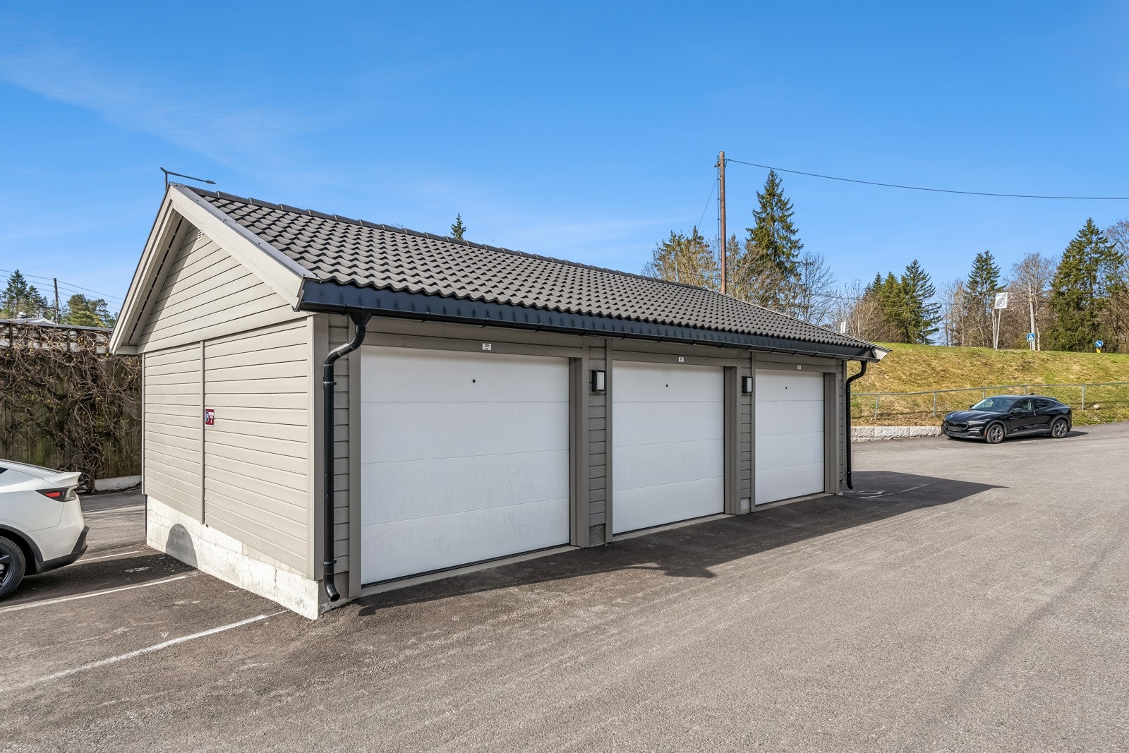 Nyoppført garasjerekke fra Grimstad garasjen med plass for 1 bil, på ca 17 kvm. Elektrisk leddet port. Tilrettelagt for innstallering av elbillader. Galleribilde