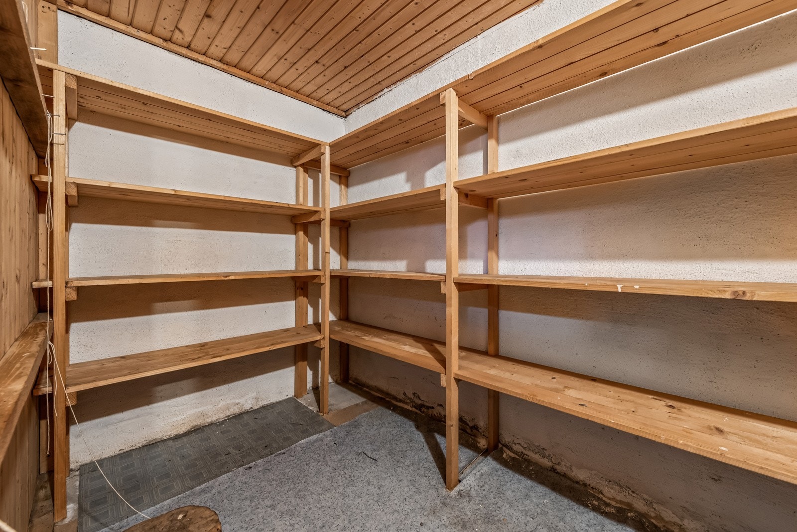 Det er flere gode boder i kjeller med montert hyllesystem. Galleribilde
