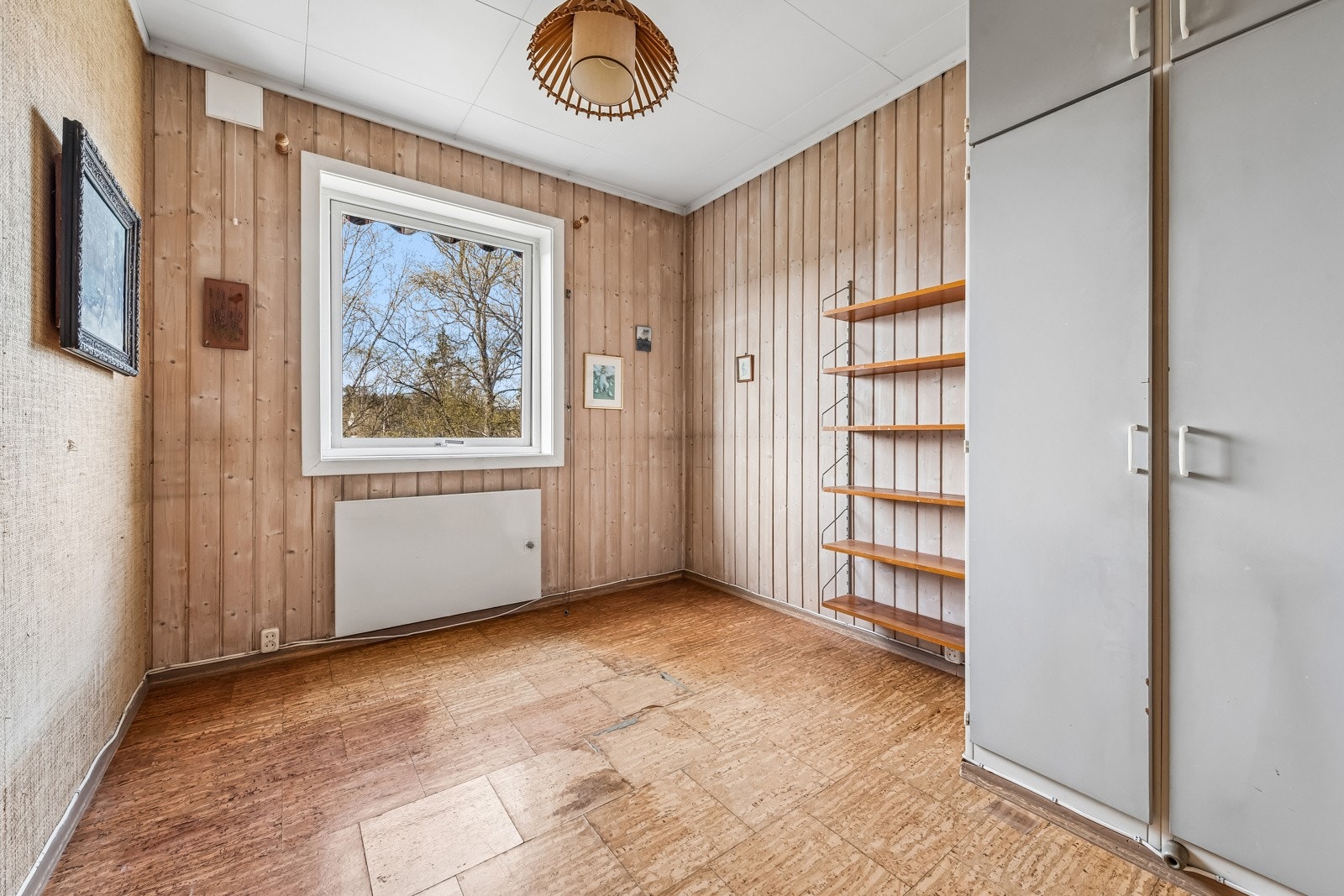 Soverom 3, et fint rom som vender inn mot hagen. Plassbygde skap. Galleribilde