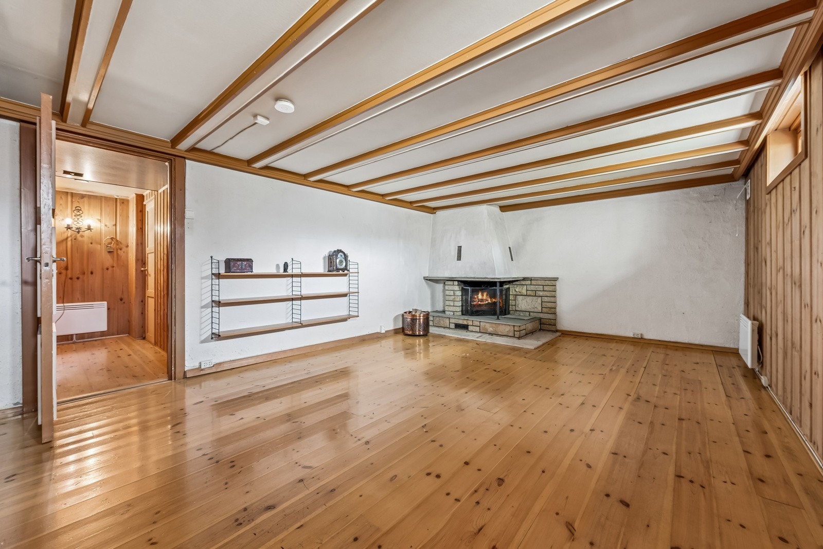 En hyggelig kjellerstue med peisovn. Galleribilde