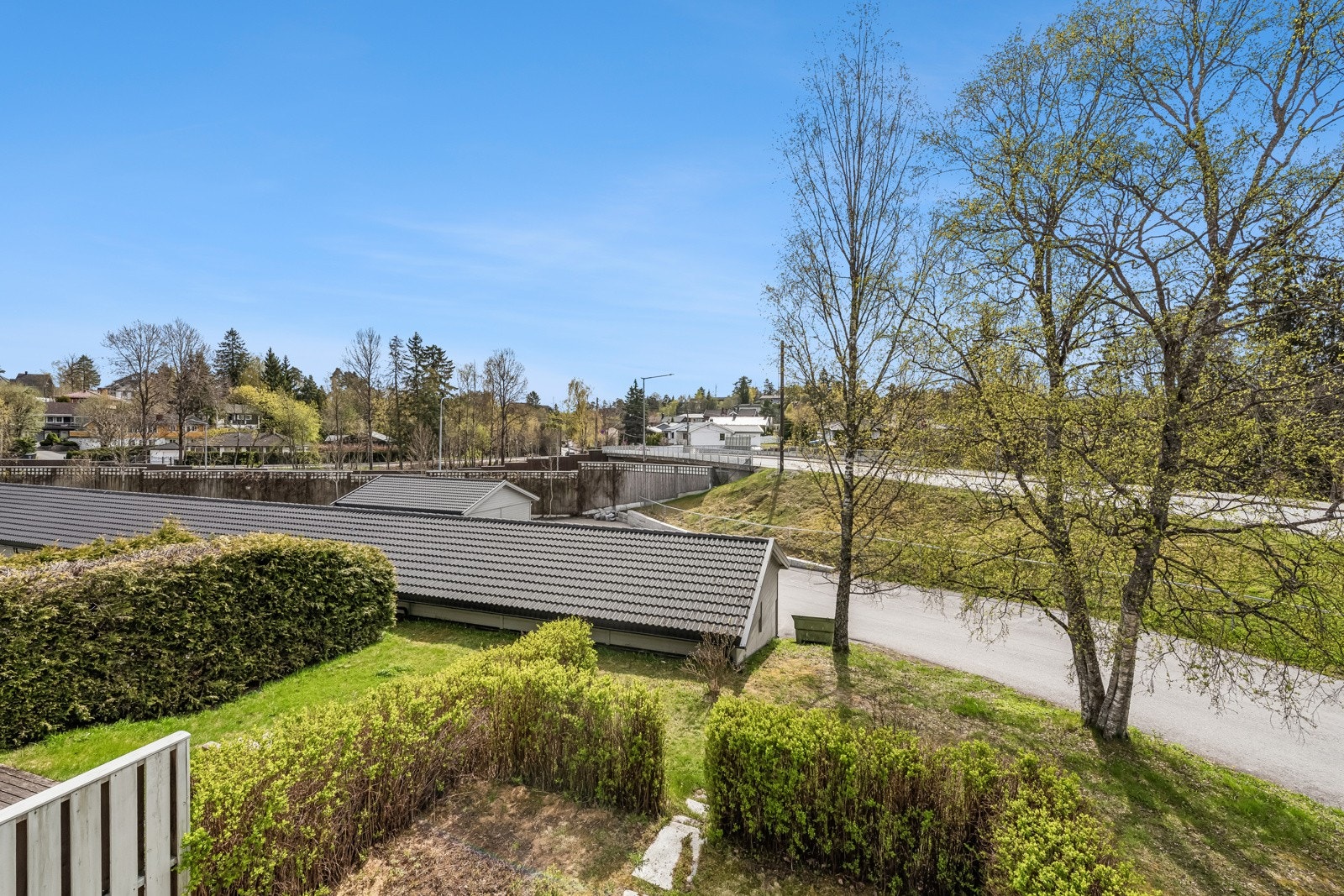 Det er fritt utsyn fra soverom 1 og 2 i 2. etasje, over hagen og over mot Haugenstua. Galleribilde