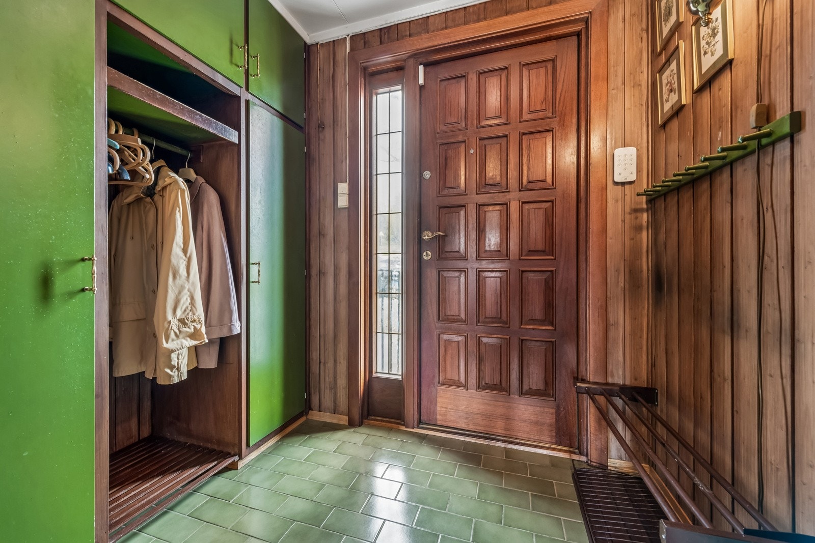 God plass i entreén til garderobe med plass til både jakker og sko. Hoveddør i teak. Galleribilde