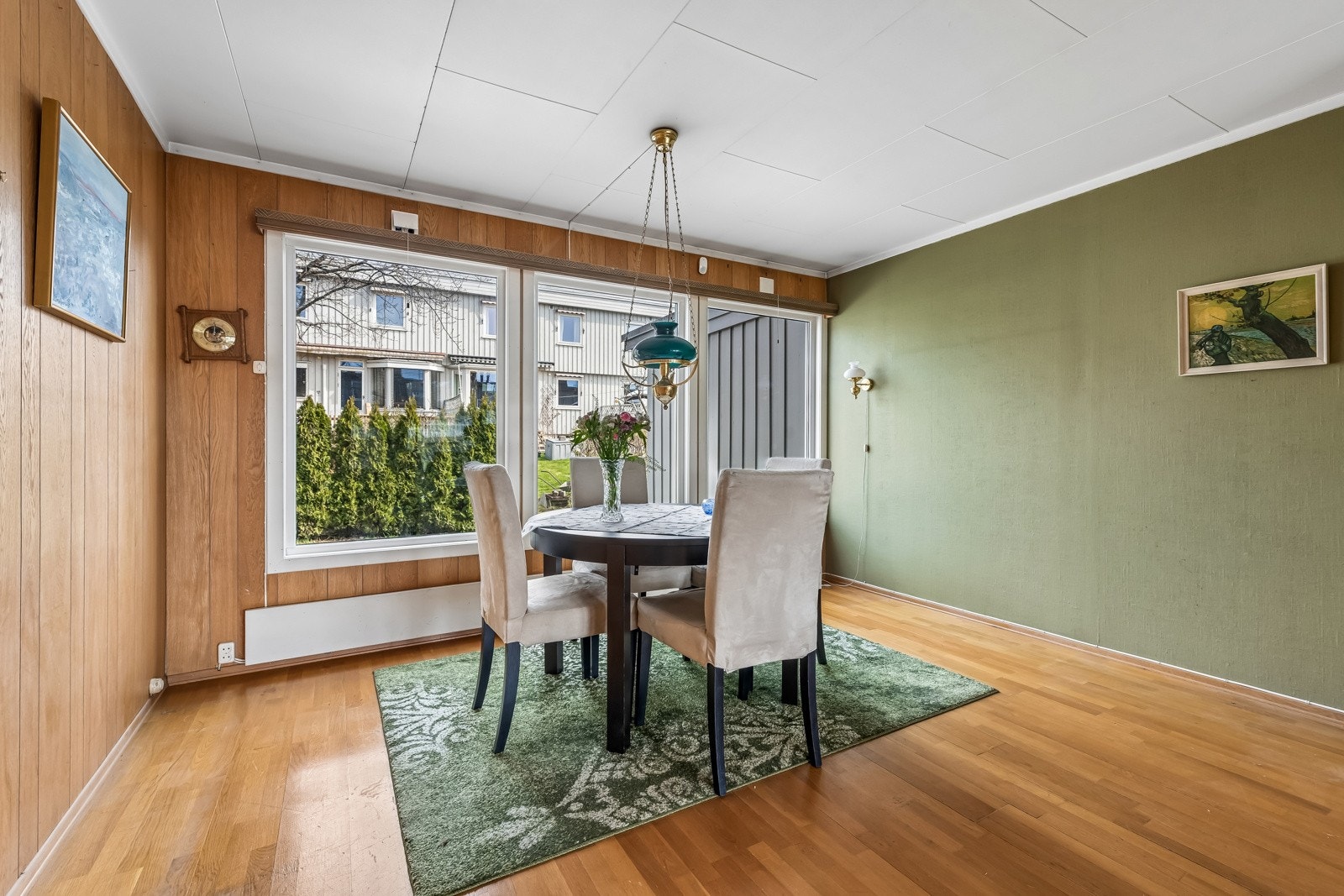 Stue med parkett på gulv og tapetserte/panelte vegger. Mursteinspipe. Galleribilde