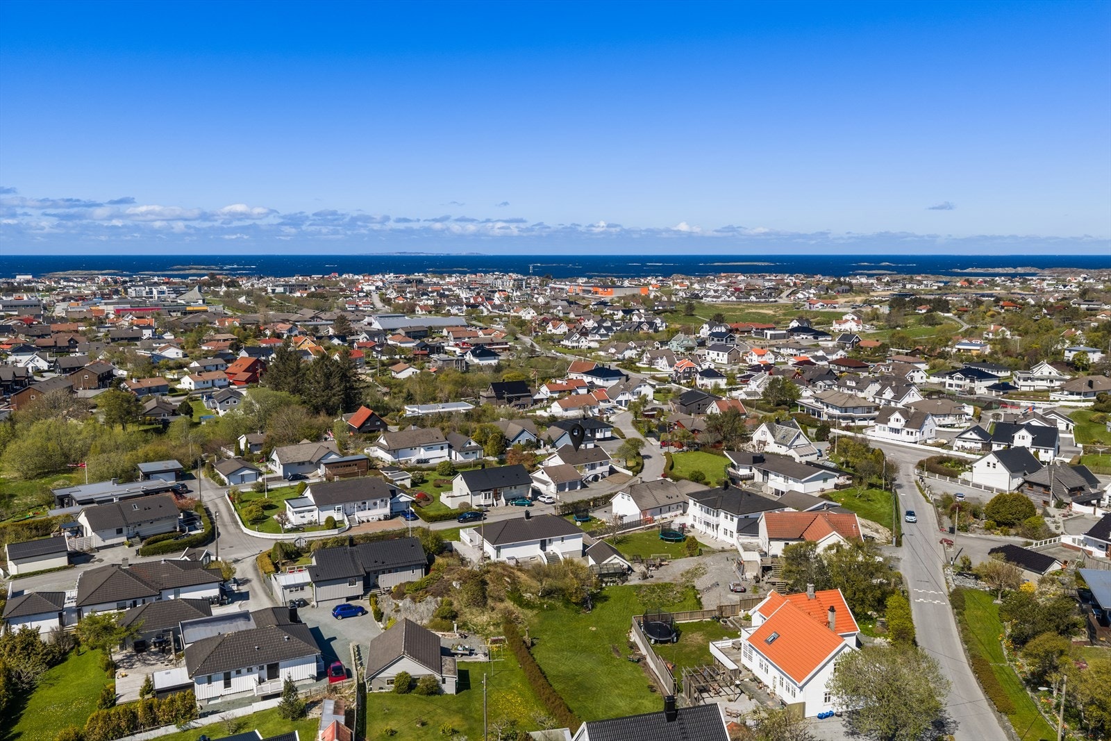 Kort vei til barneskole,
barnehage, ungdomsskole, lege og øvrige servicetilbud. Galleribilde