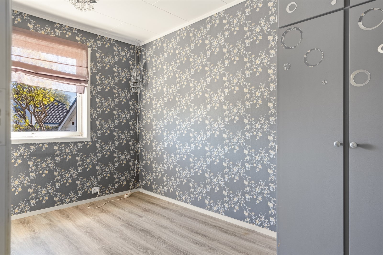 Soverom med nyere gulv og tapet. Galleribilde