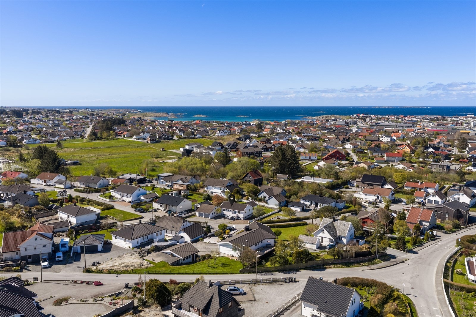 Flyfoto som viser eiendommens plassering og tomteareal. Galleribilde