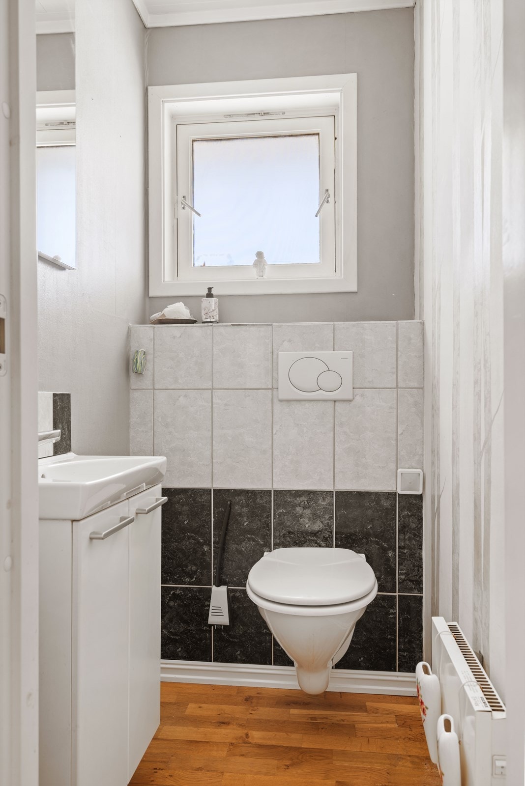Toalettrom med wc og vask. Galleribilde