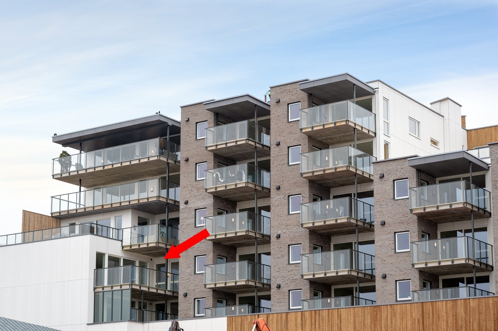 Aktiv Årnes v/Wenche Roterud har gleden av å presentere Jernbanegata 29. (Foto: Exponering - v/Svein Michaelsen) Galleribilde