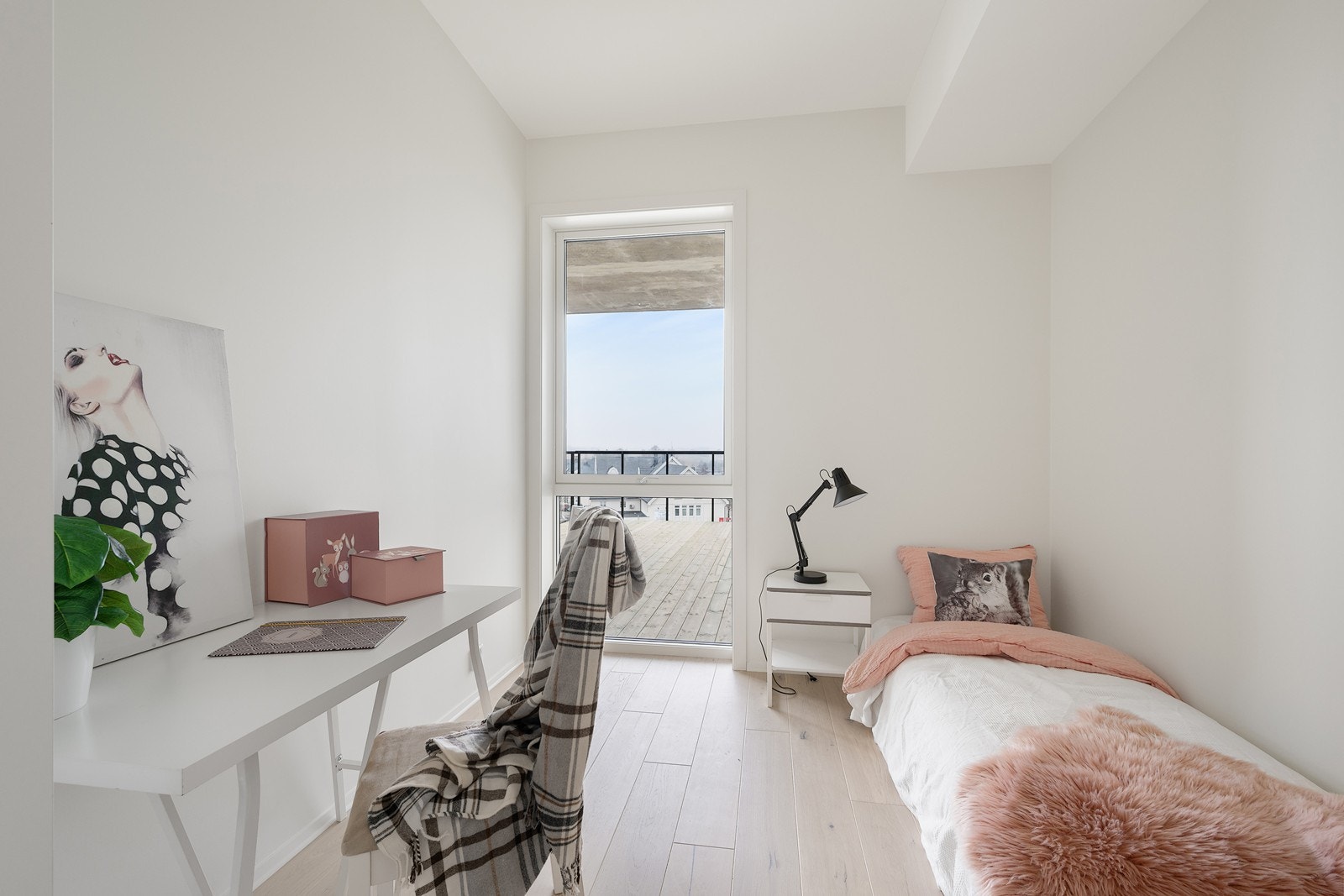Rommene har godt naturlig lysinnfall fra vindusflatene. Galleribilde