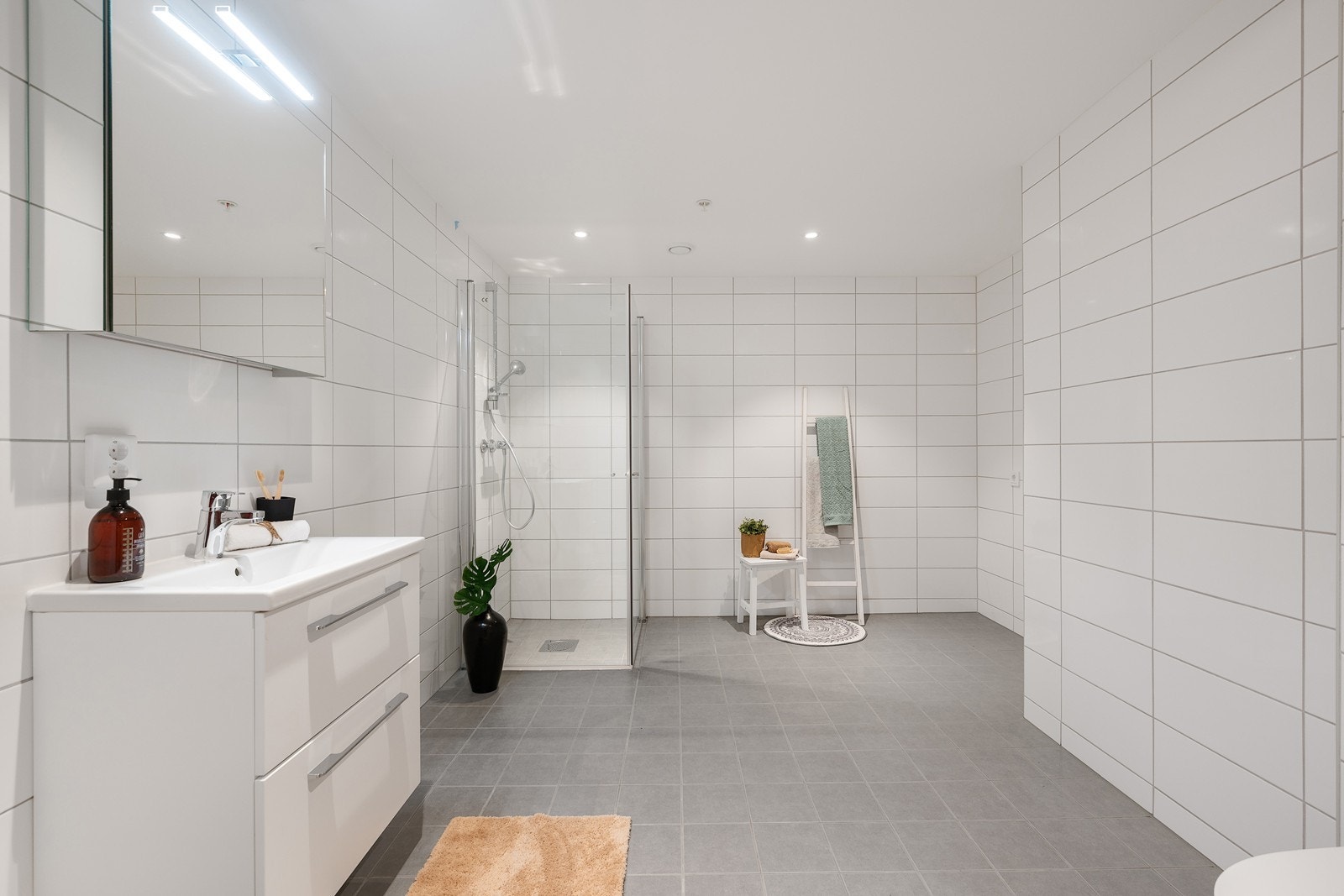 Det helflisede badet er moderne og stilrent - med lun varme i gulvet. Galleribilde