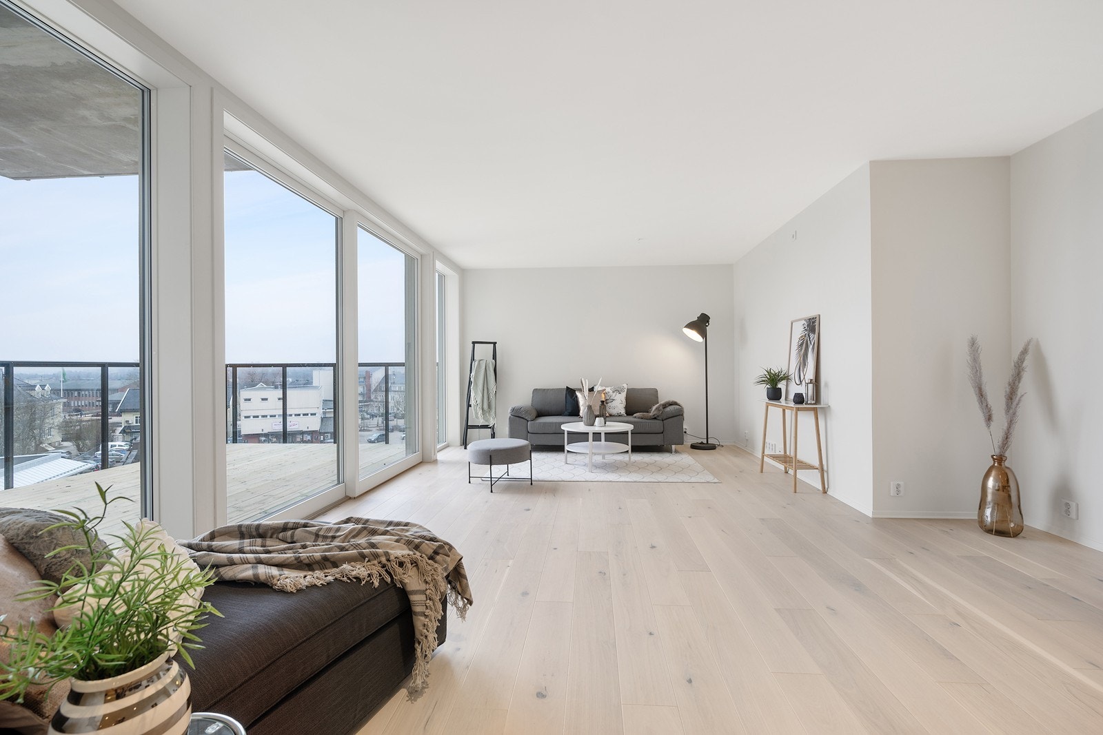 Stuen har rikelig med naturlig lys fra store gulv-til-tak vindusflater langs hele ene langveggen. Galleribilde