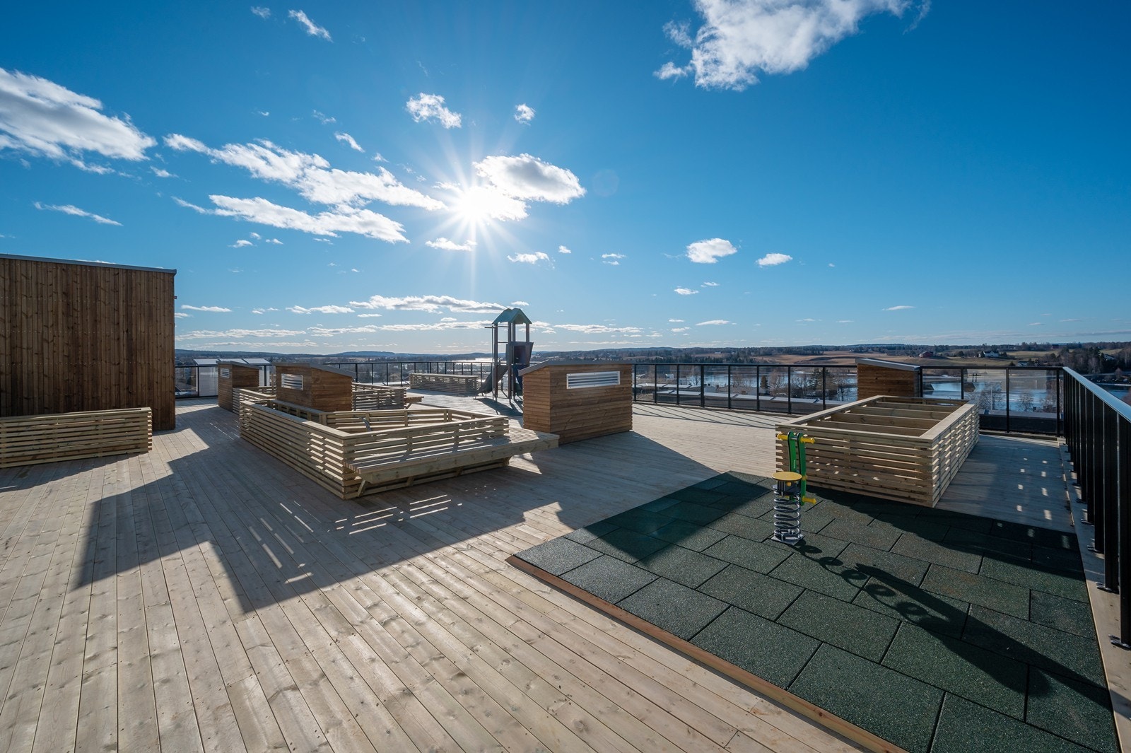 I tillegg til egen balkong har leiligheten også tilgang til en solrik takterrasse med flere sittegrupper, lekeapparat og stor boltreplass. Galleribilde