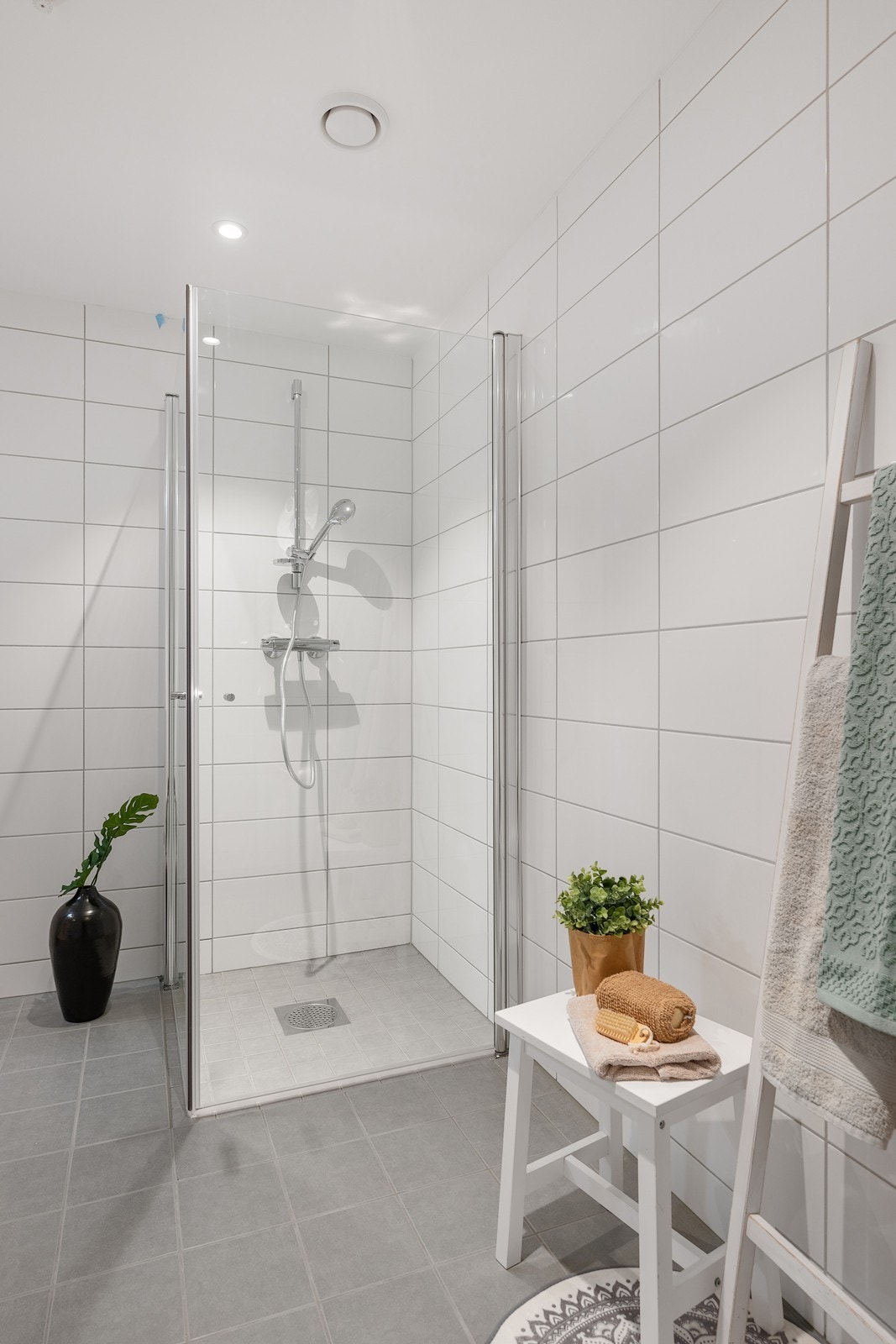 Videre har badet veggmontert toalett, dusjhjørne med glassdører - samt opplegg for vaskemaskin og tørketrommel. Galleribilde