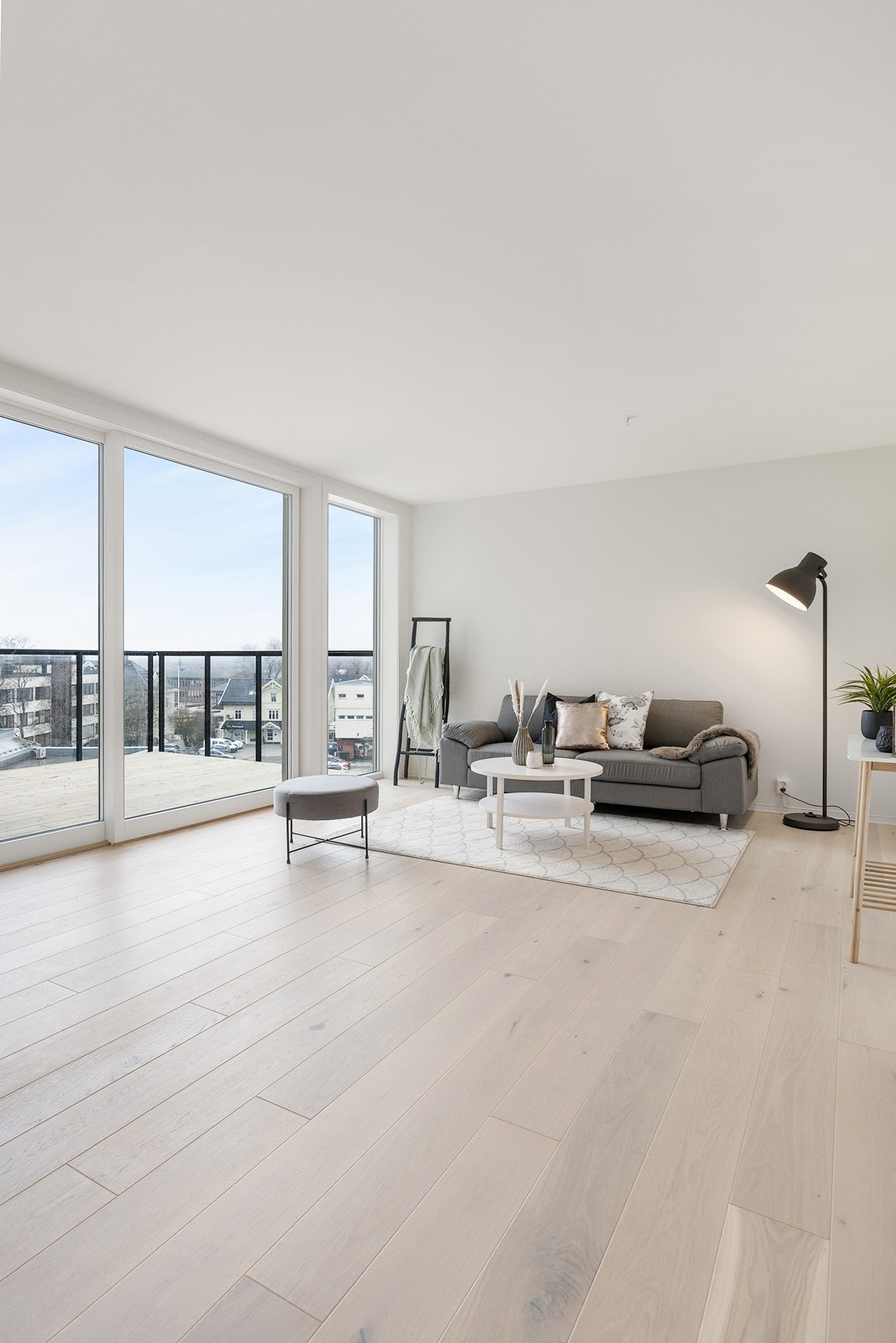 Fra stuesonen er det skyvedører ut til balkongen. Galleribilde