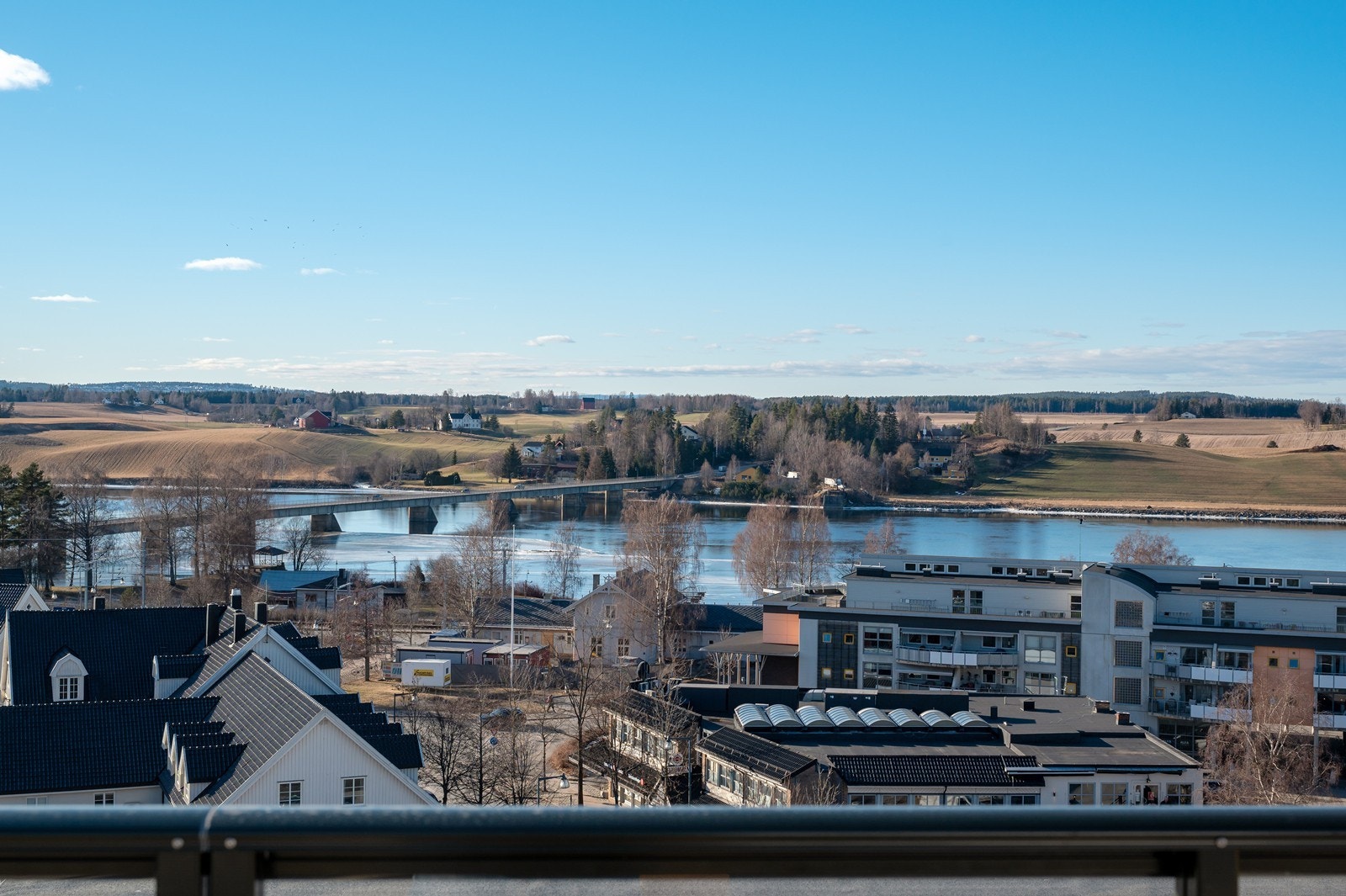 Fra takterrassen er det vidstrakt utsikt til Glomma og vakkert naturlandskap. Galleribilde