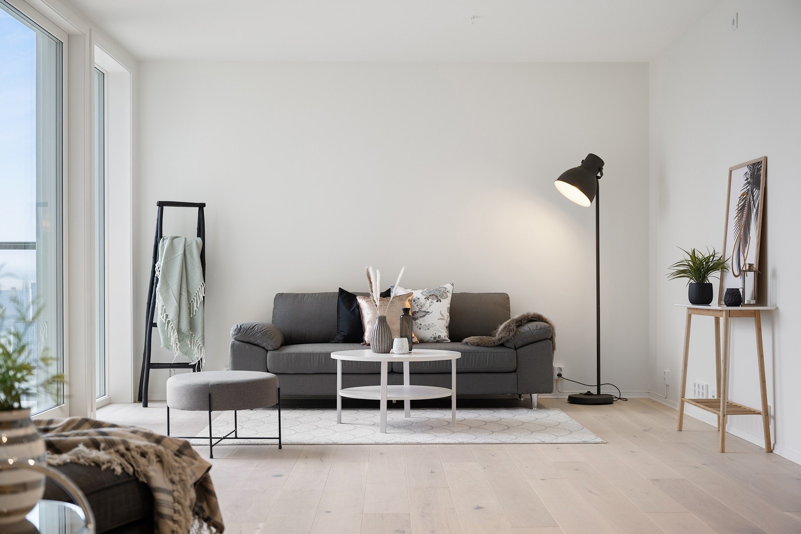 Det er god plass til flere sittegrupper og tv/medialøsning. Galleribilde