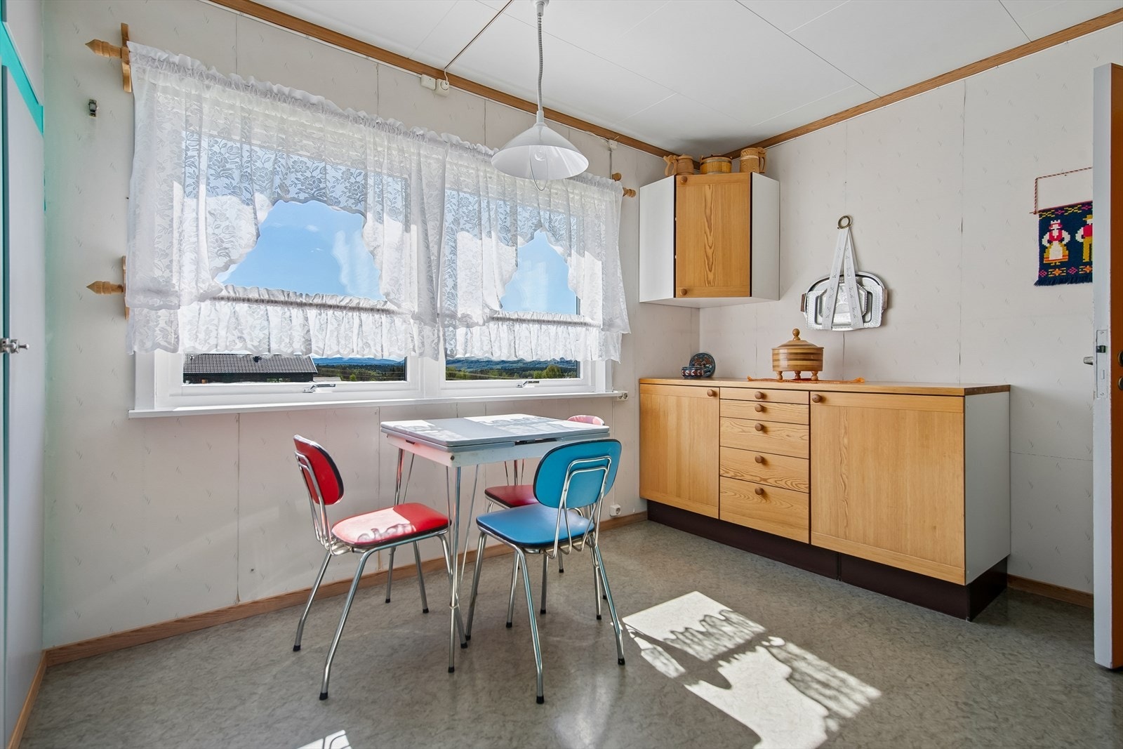 Ved siden av kjøkkeninnredningen er det plass til et lite spisebord. Galleribilde
