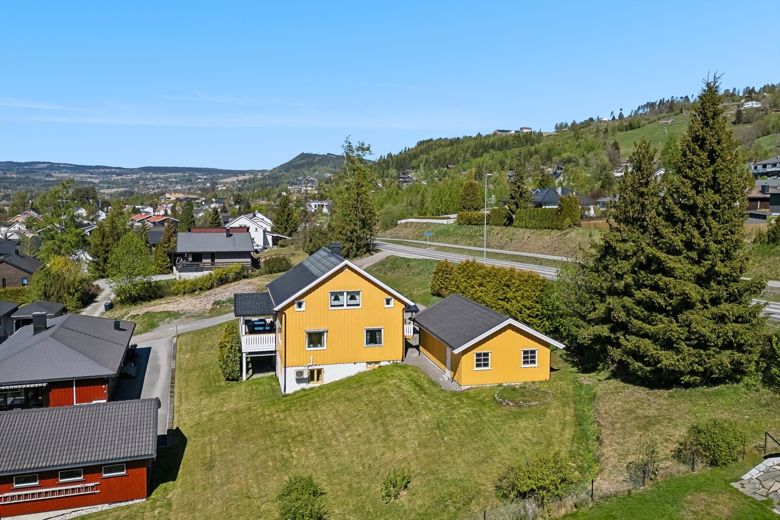 Eiendommen består av en enebolig og en frittstående dobbelgarasje. Galleribilde