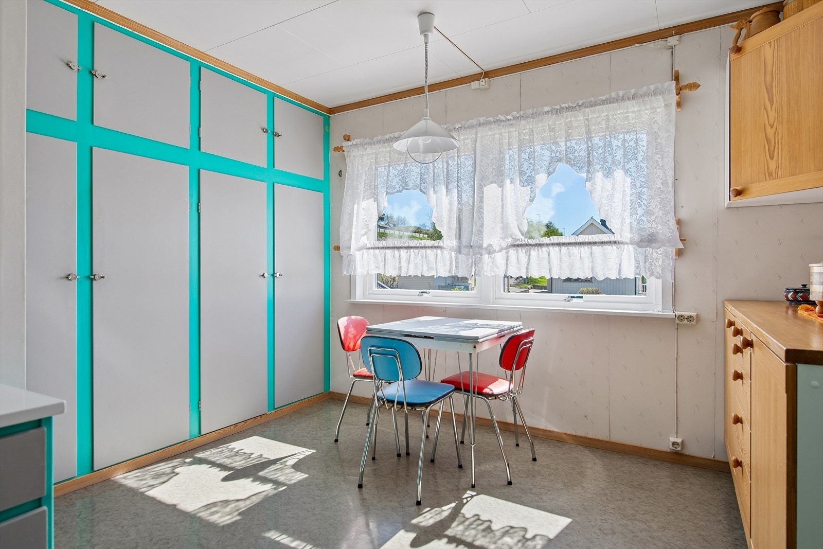 Godt med skapplass i tilknytning til kjøkkenet i andre etasje. Galleribilde