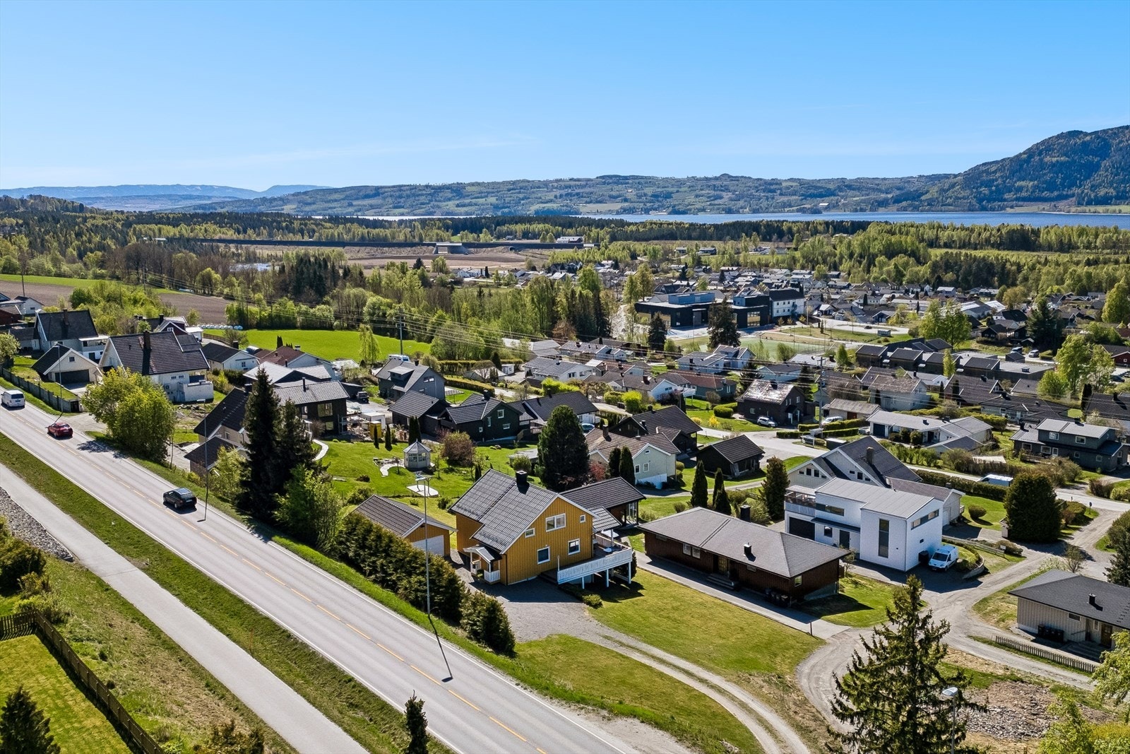 Fra eiendommen er det også kort vei til både sentrumstjenester og flotte turområder langs Mjøsa. Galleribilde