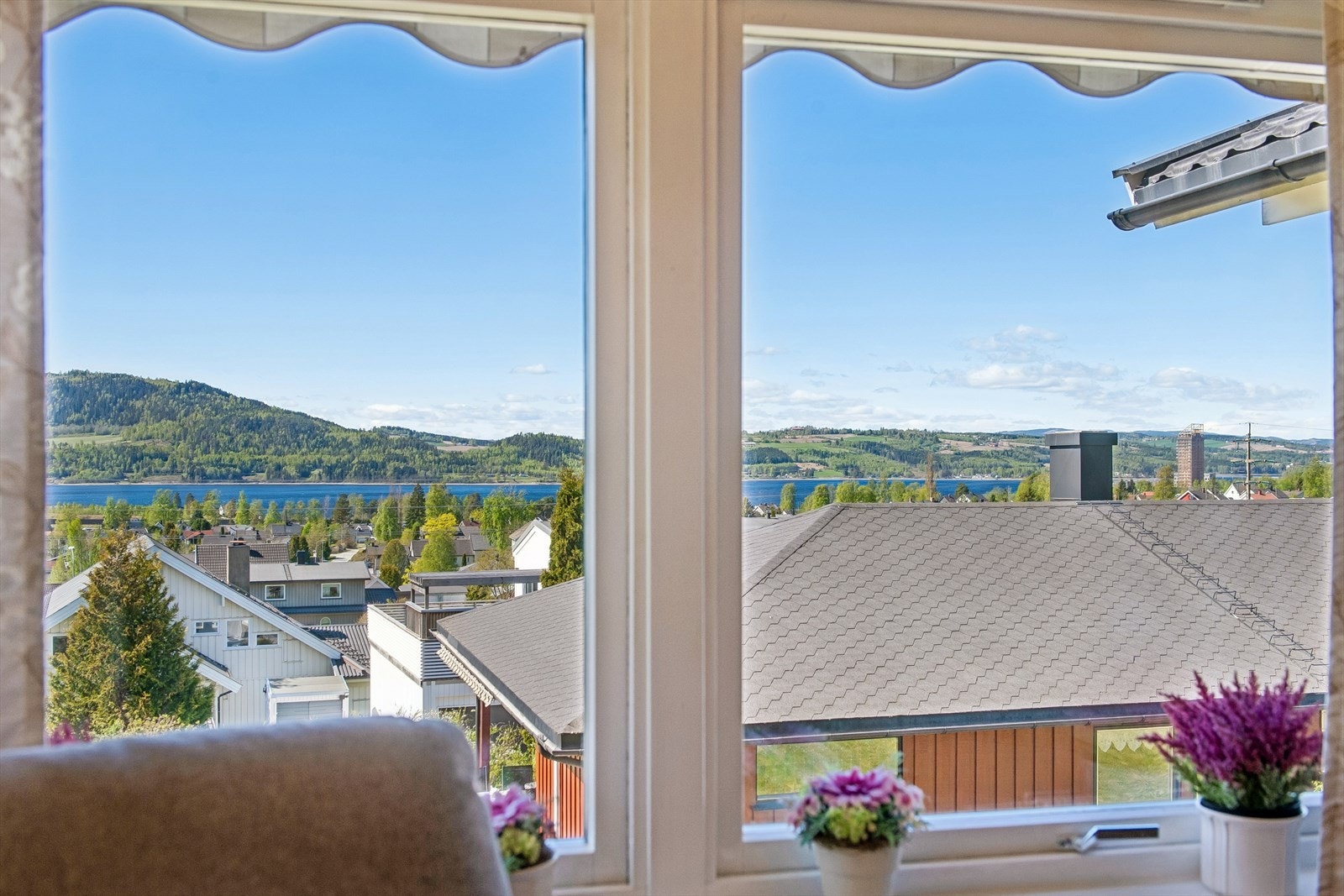 Utsikten mot Mjøsa er en kvalitet som kan nytes fra flere av boligens rom. Galleribilde