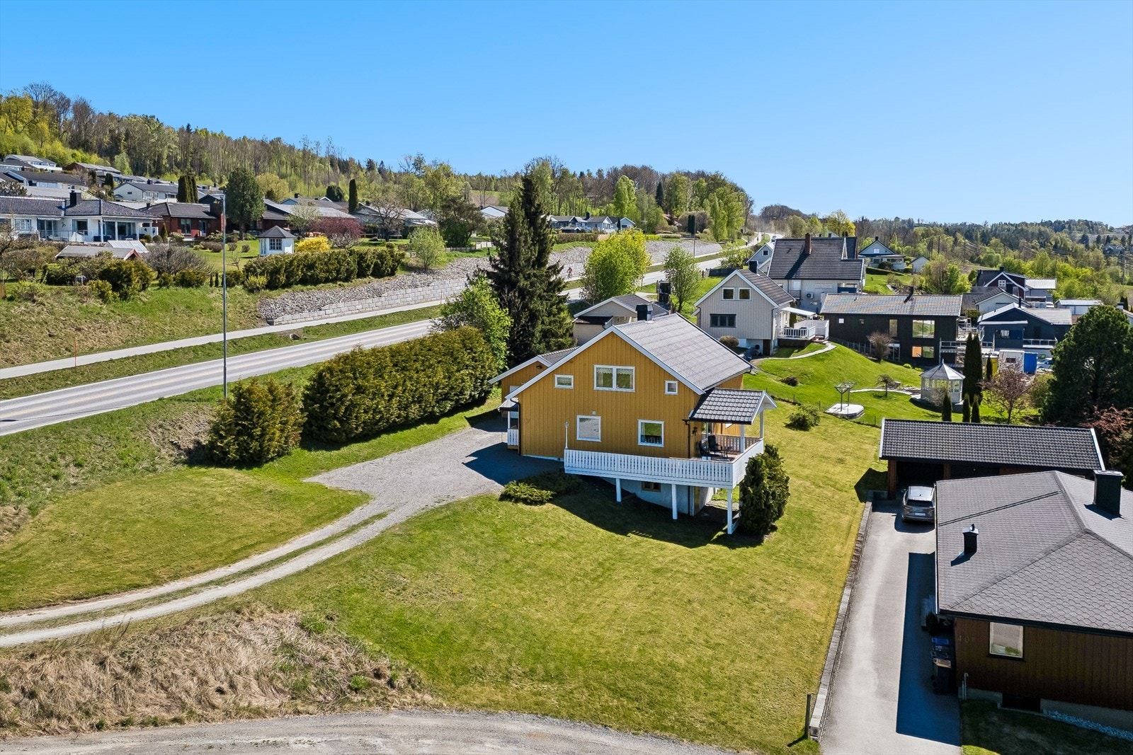 Boligen har en sentral beliggenhet i et etablert boligområde i Brumunddal, med gangavstand til skole, barnehager og sentrum. Galleribilde