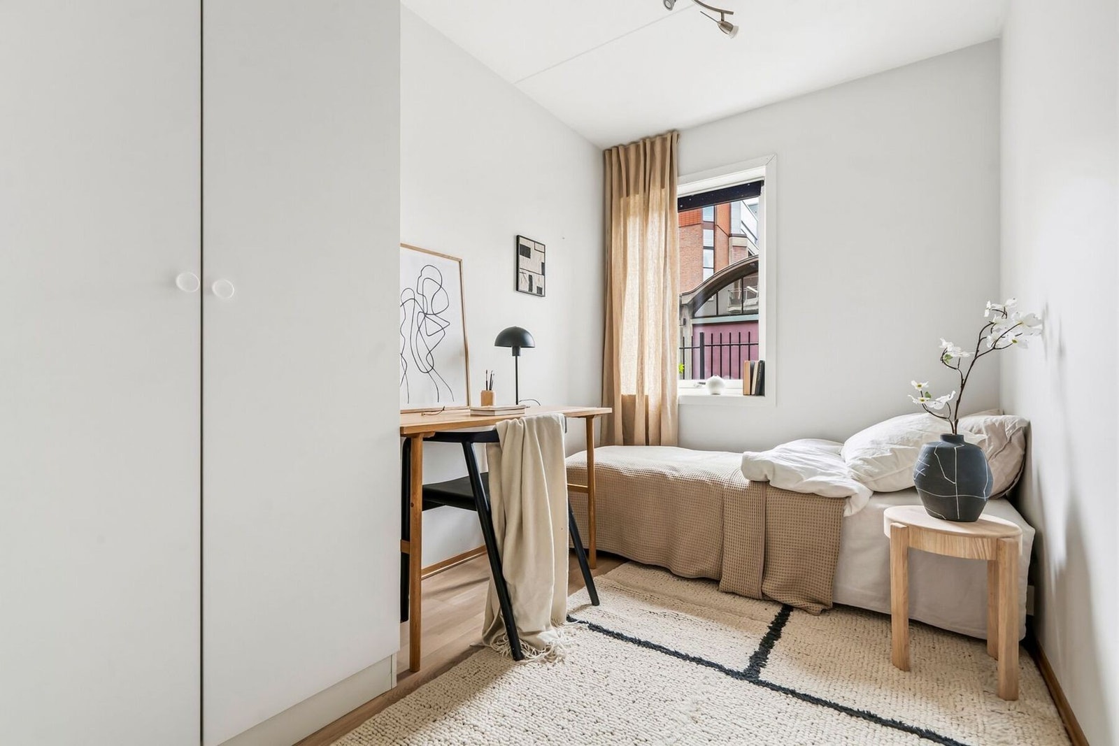 Praktisk og hyggelig soverom med plass til seng og oppbevaring Galleribilde