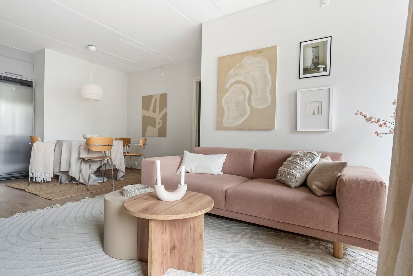 Delikat oppholdsrom med plass til både sofagruppe og spisebord Galleribilde