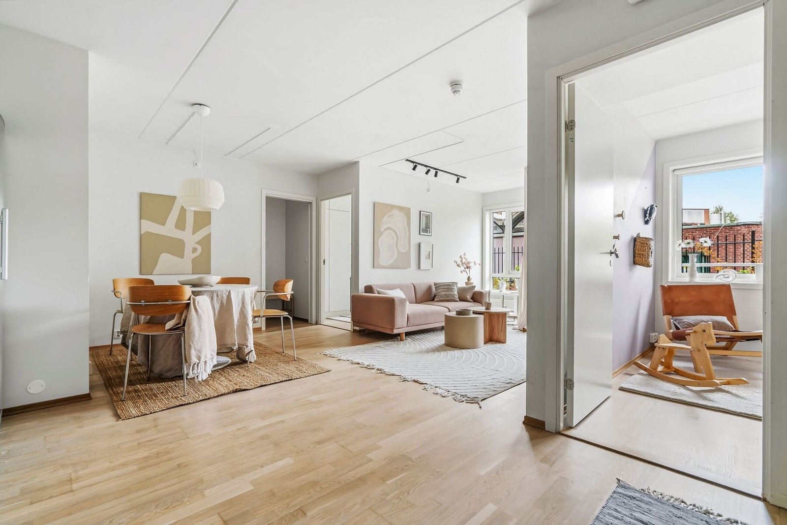 Stuen byr på gode møbleringsmuligheter Galleribilde