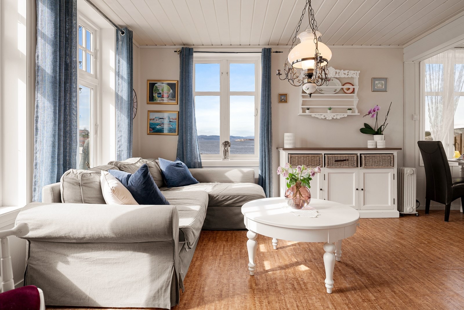 Videre føres man inn i boligens stue, med store vindusflater som sørger for godt med lysinslipp. Galleribilde