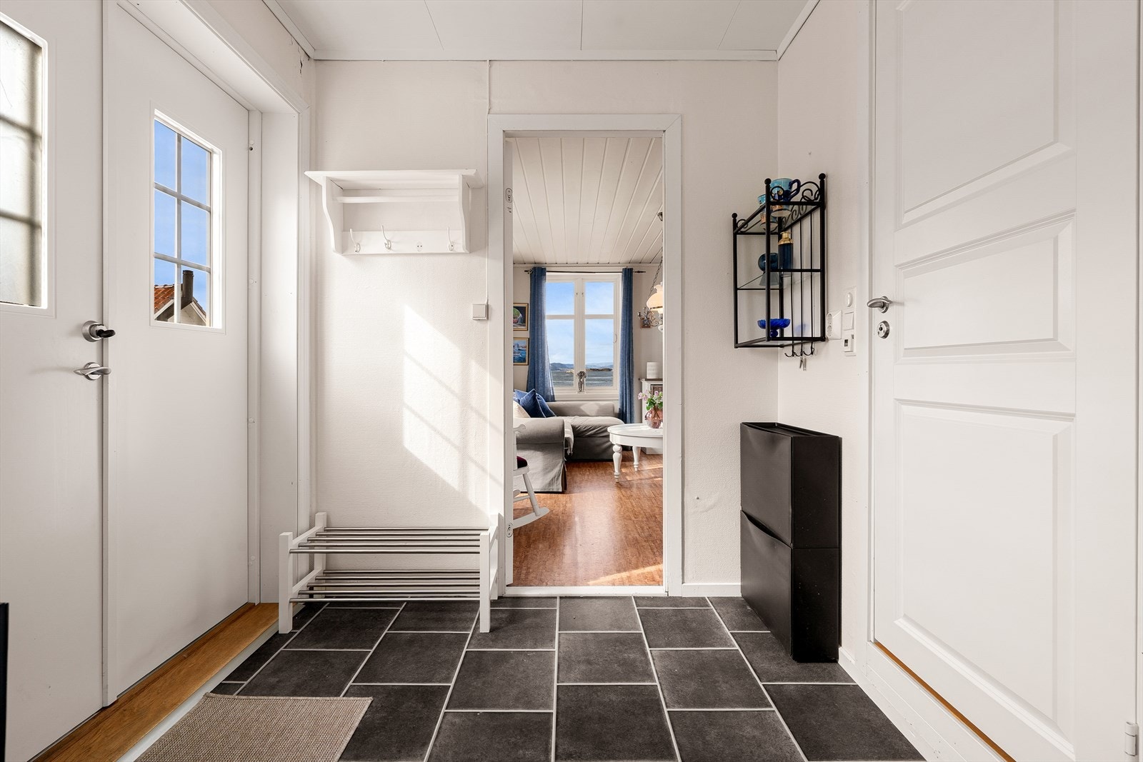 I boligen blir du møtt av en trivelig entré med god plass til oppbevaring av sko og yttertøy. Galleribilde