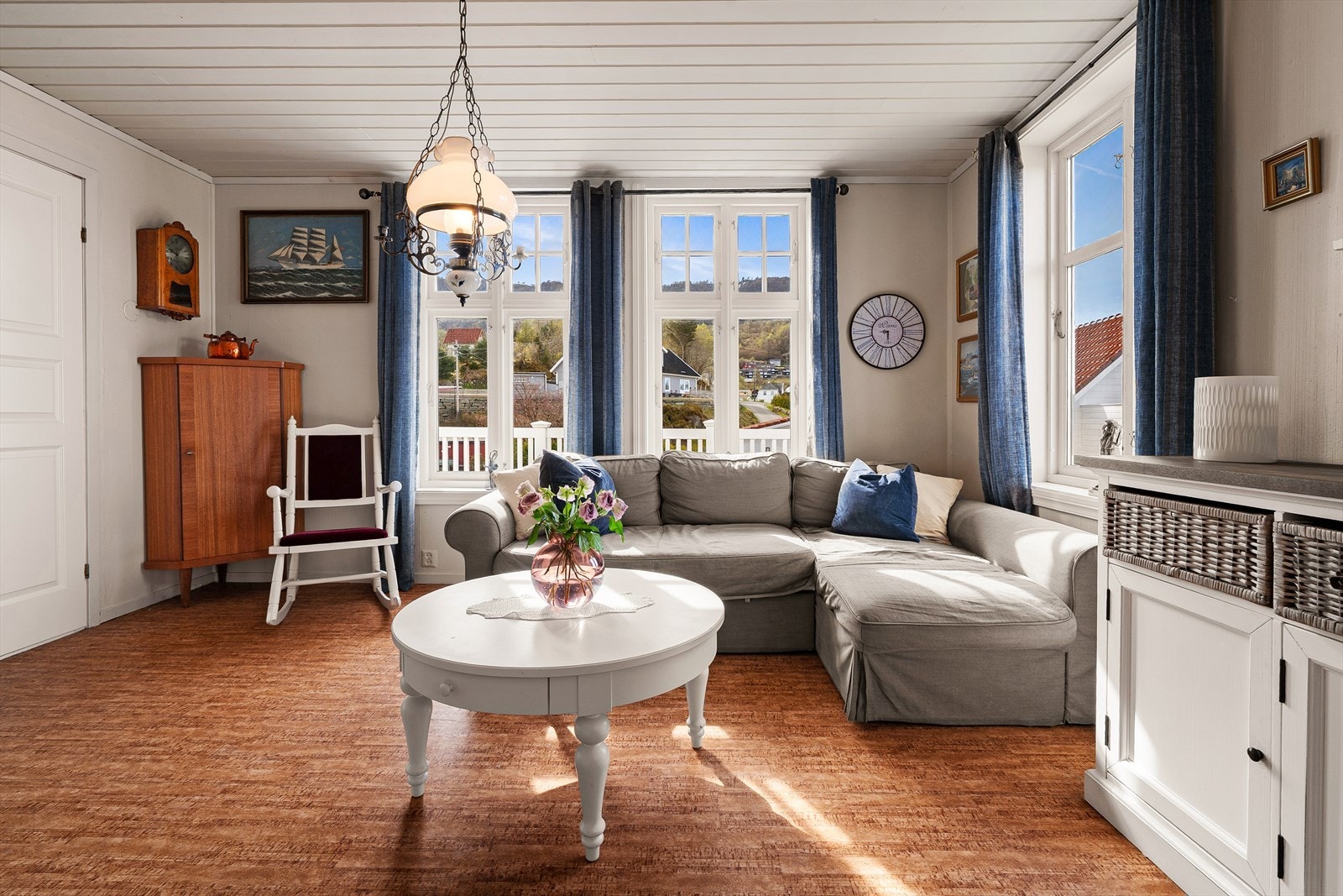Stuen måler ca. 20,35 m² og har god plass til ønsket møblement. Galleribilde