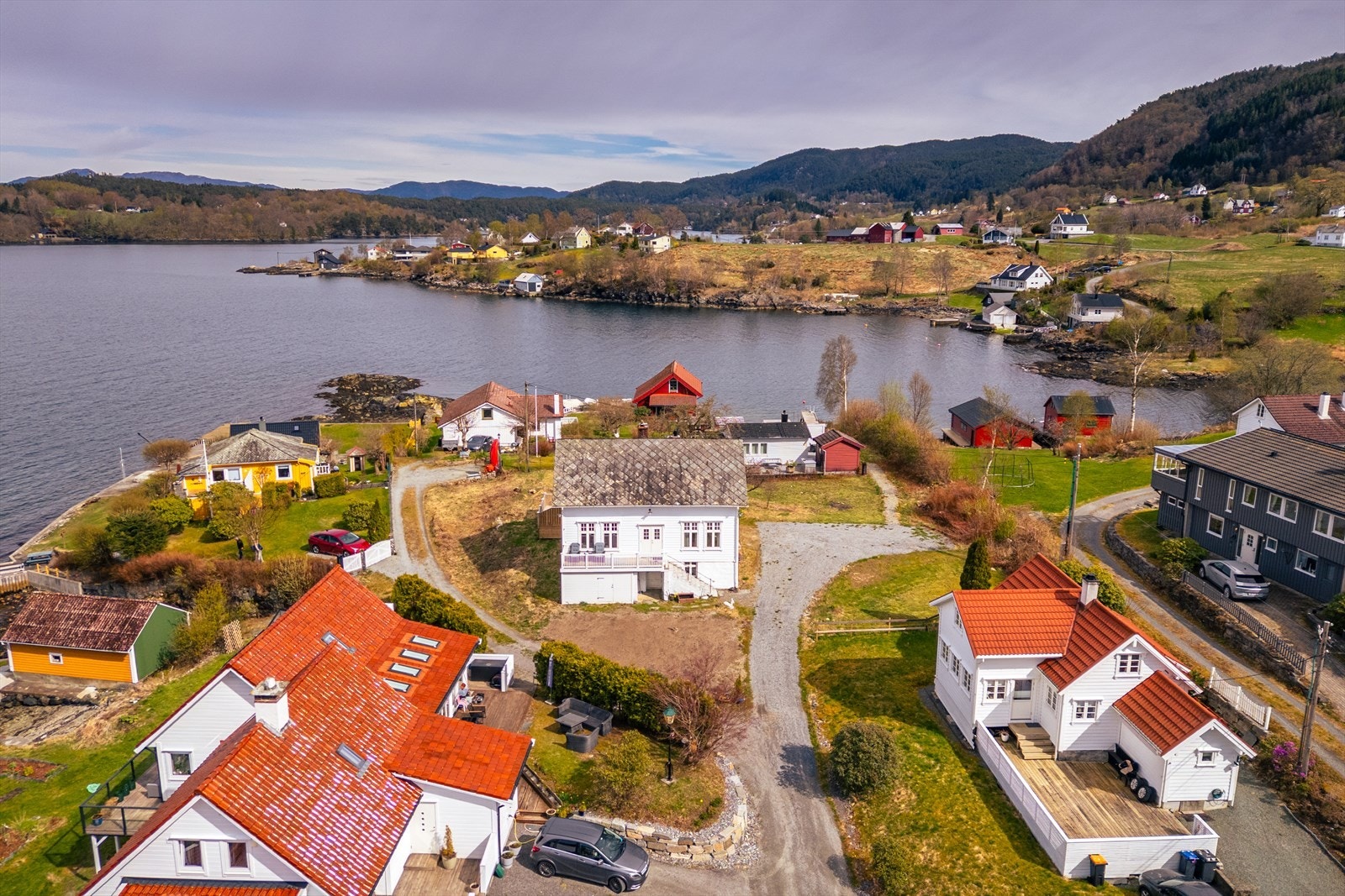 Eiendommen ligger i kort gangavstand til Våge og mrådet byr på nærhet til natur, lite trafikk og gode turmuligheter, samt enkel tilgang til dagligvarebutikker, skoler og barnehager. Galleribilde