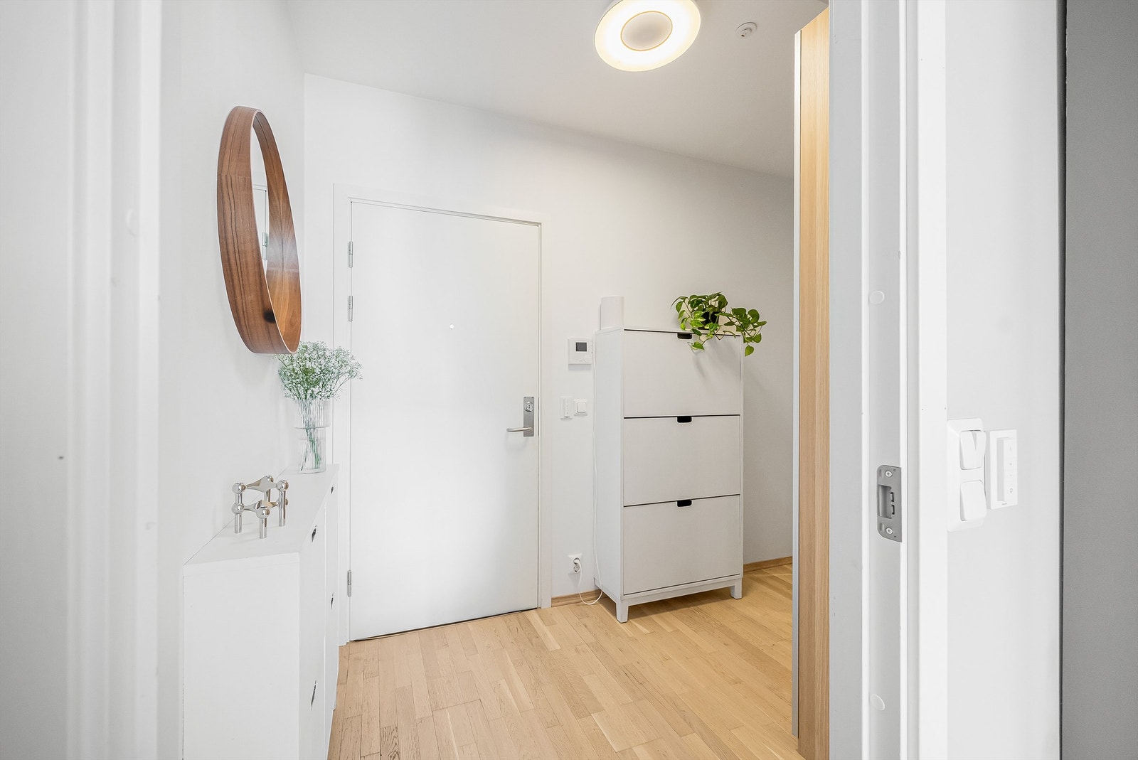 Entréen er romslig og gir et eksklusivt preg og et solid førsteinntrykk Galleribilde