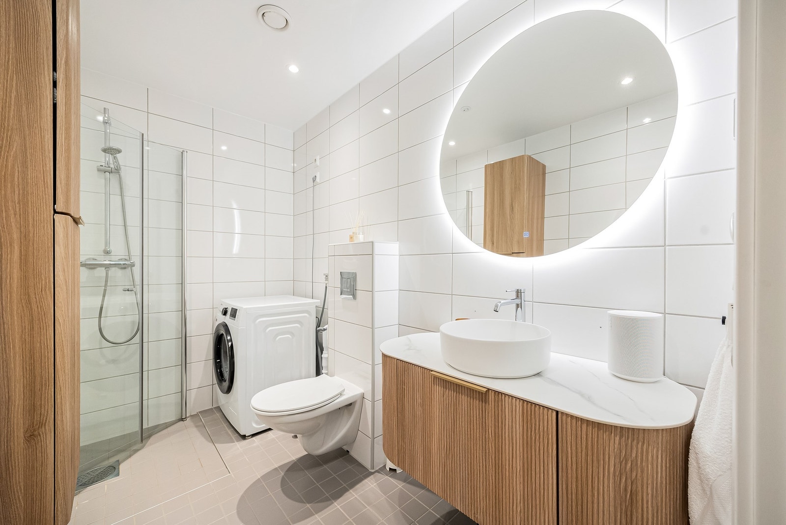 Badet er oppgradert i 2024 med ny servant, nytt speil m/lys og oppbevaringsskap Galleribilde