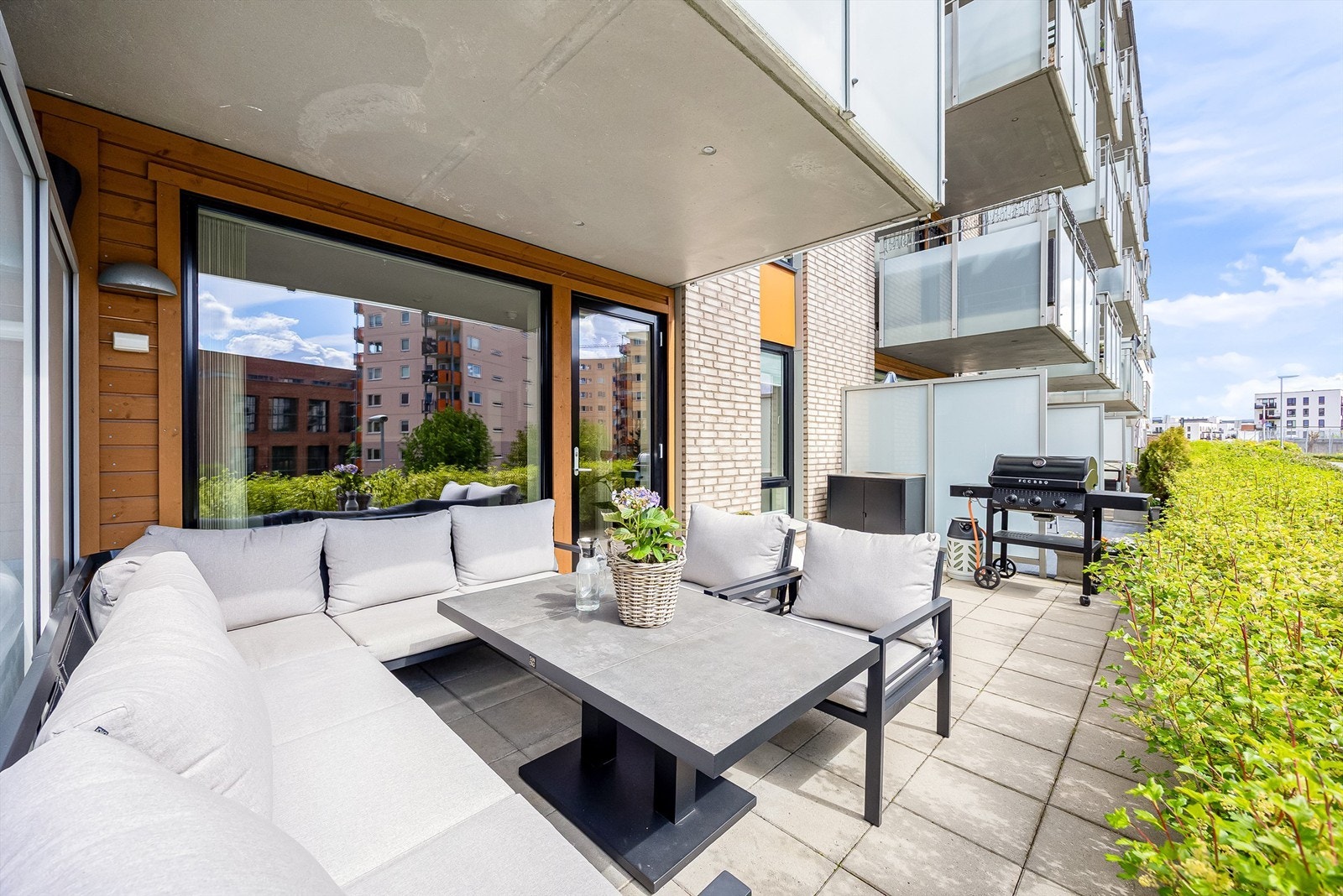 Terrassen er på hele 19 m² og her kan solen nytes fra morgen til kveld! Galleribilde