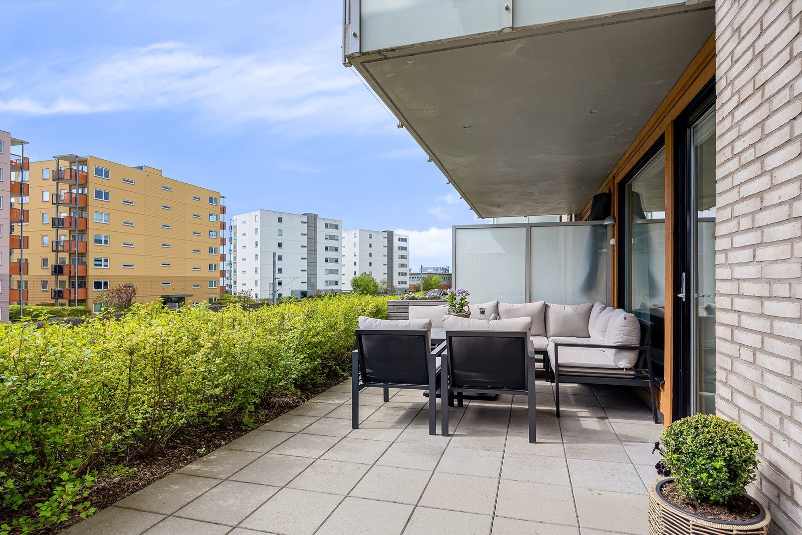 Her kan man møblere med både grill og hyggelig sofagruppe. Man slipper også en del innsyn Galleribilde