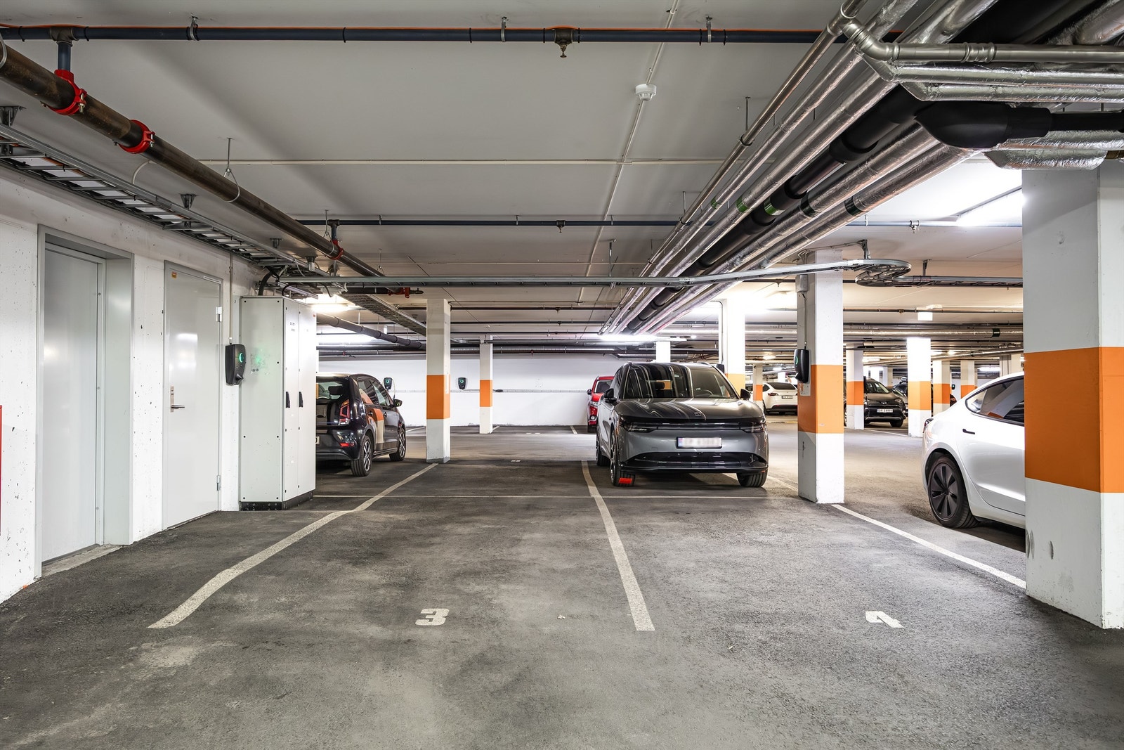Selger leier i dag en garasjeplass privat i garasjeanlegget. Ny kjøper har mulighet til å leie parkeringsplassen med EL-lader for 1000kr/mnd etter egen avtale med eier av parkeringsplassen Galleribilde