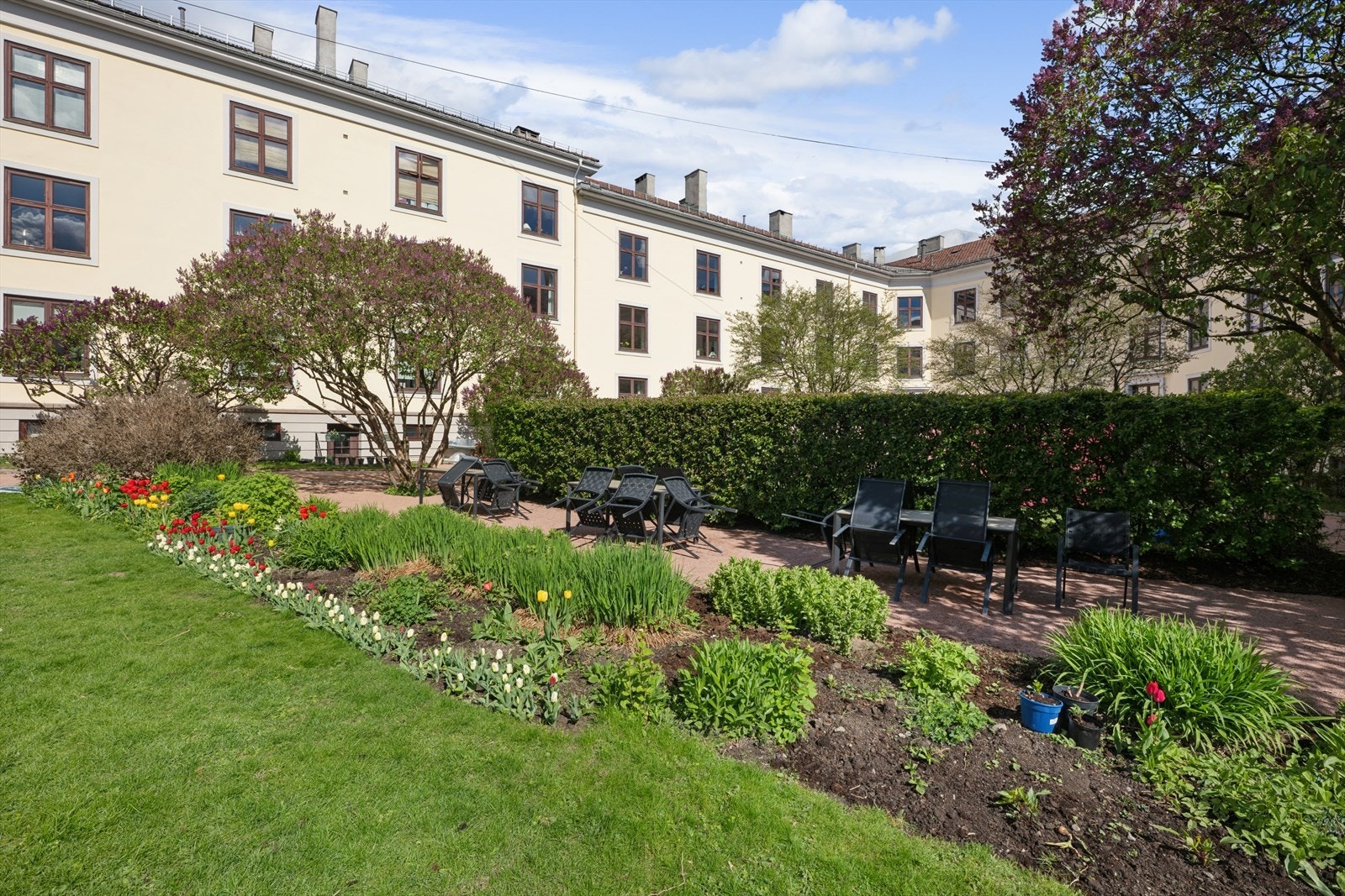 Selger informerer om at det i bakgården er grill og sittegrupper, samt en stor plen som gir følelsen av å ha en liten, rolig park utenfor døren. Galleribilde