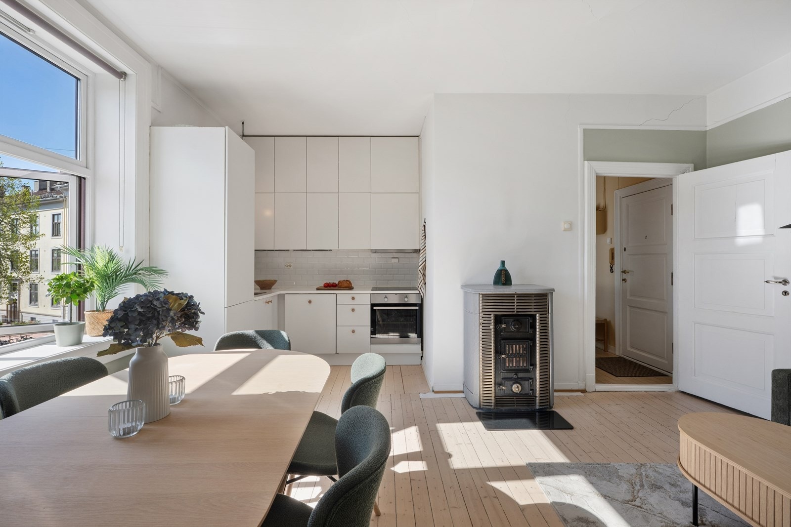 I stuen er det en nydelig vedkamin som kommer godt med på de kalde vinterkveldene. Galleribilde