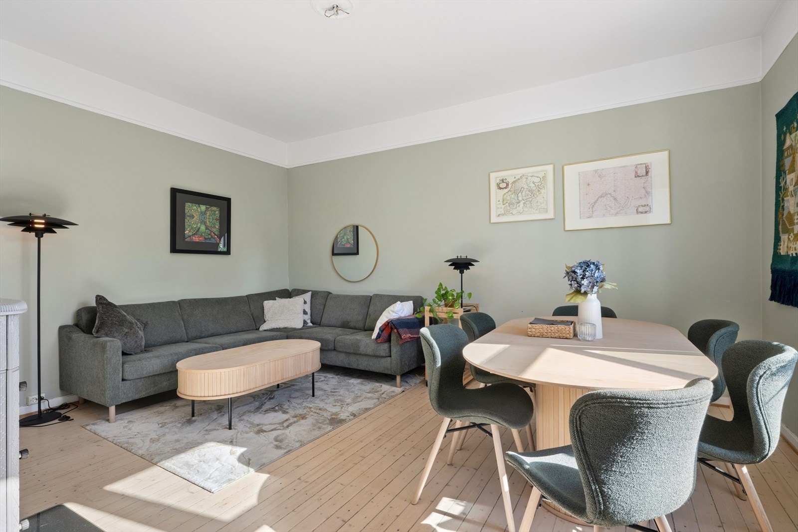 Her er det god plass til sofagruppe, tv-løsning og eventuelt møbler for oppbevaring. Det er også en naturlig plass til spisegruppe. Galleribilde
