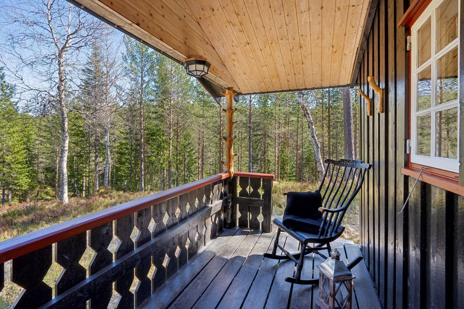 Overbygd terrasse ved inngangsparti. Galleribilde