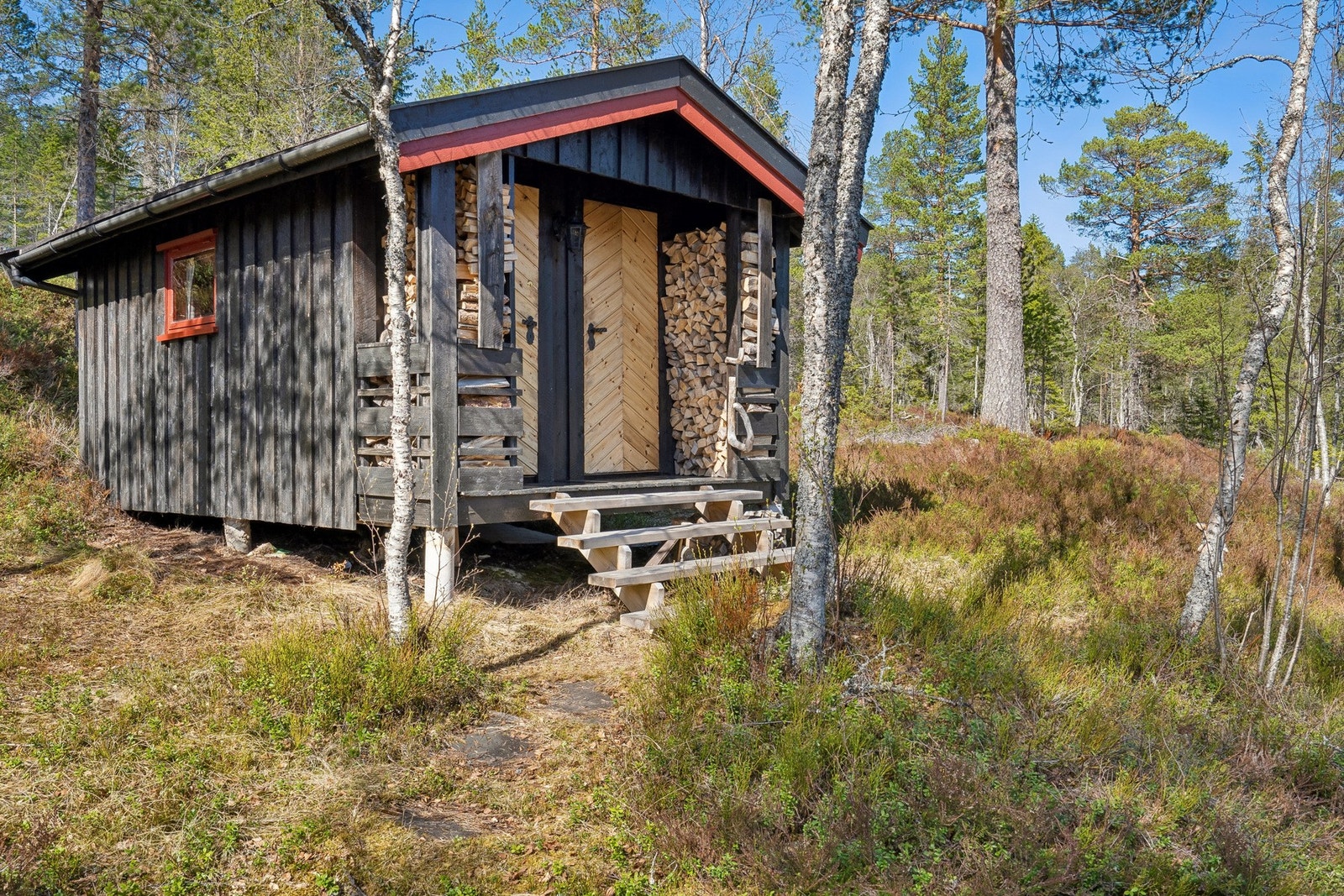 Anneks med lagringsplass og utedo Galleribilde