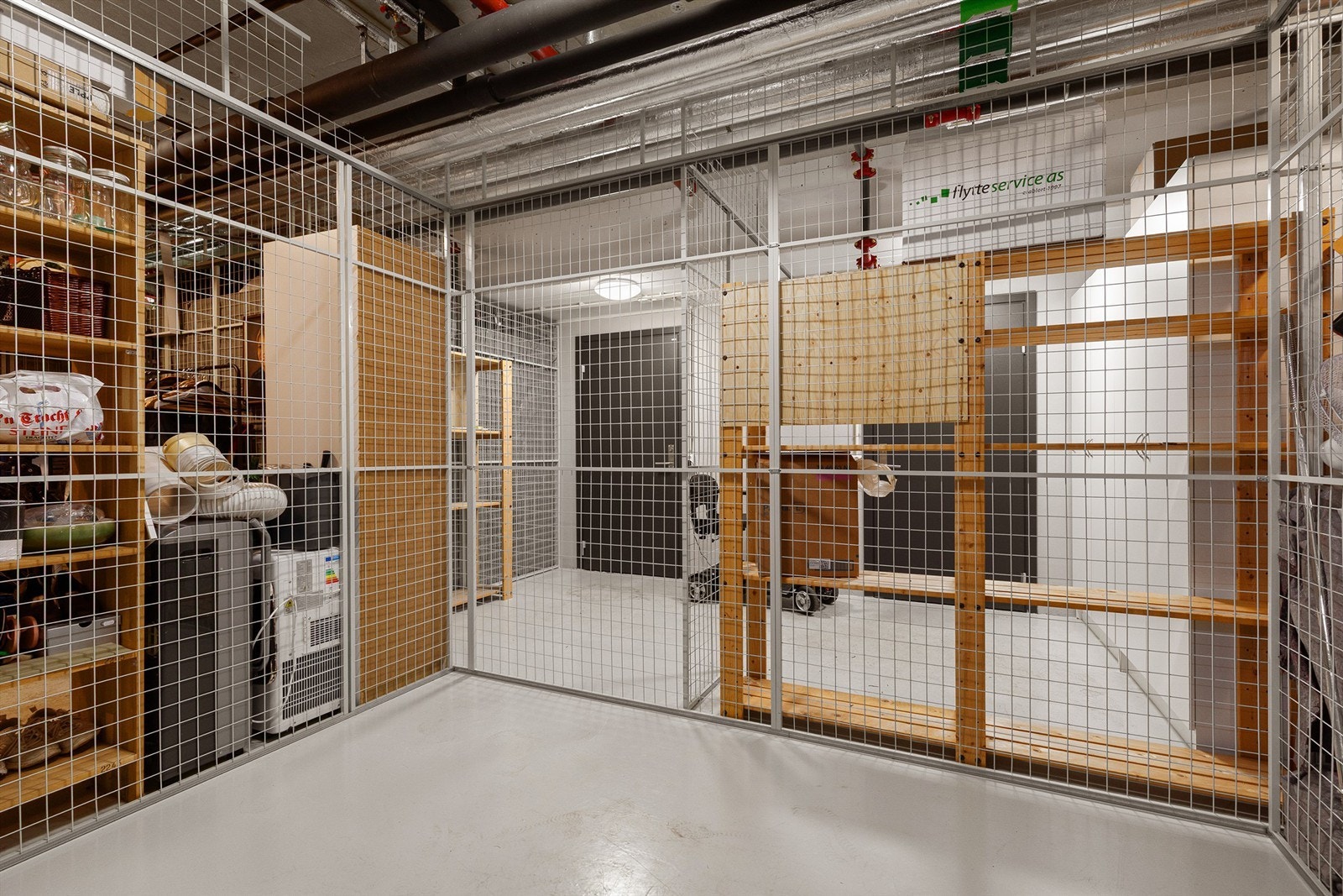 Praktisk bod ved garasjeplassen Galleribilde