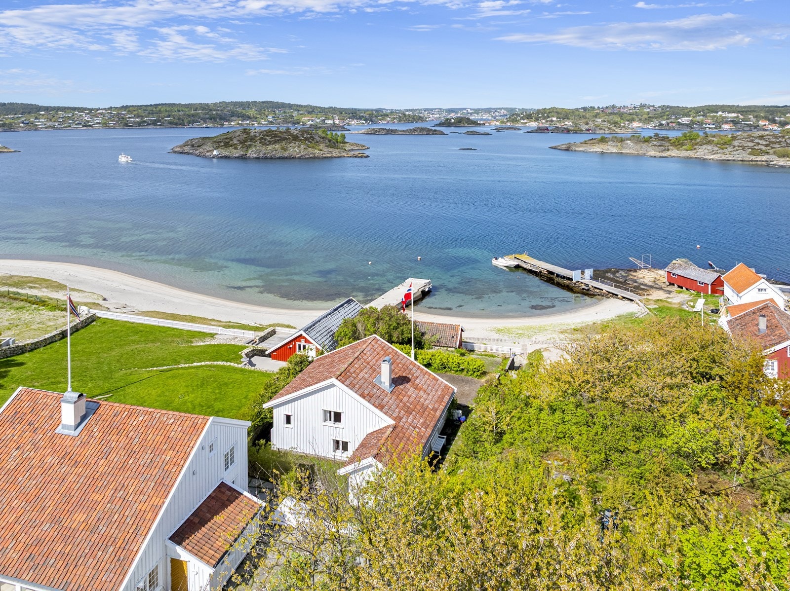 Eiendommen ligger idyllisk i ekte sørlandsmiljø på Merdø med nordvestvendt og særdeles solrik, usjenert og skjermet beliggenhet, sol fra tidlig morgen til sen kveld og flott utsikt over Merdøfjorden Galleribilde