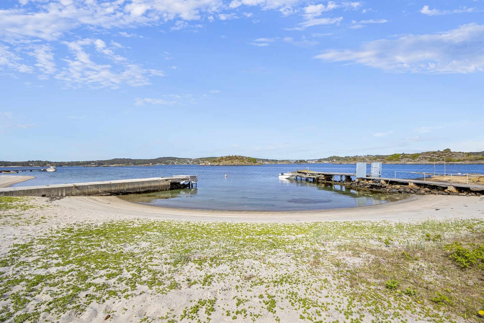 Eiendommen, strand og brygge (til høyre). Galleribilde